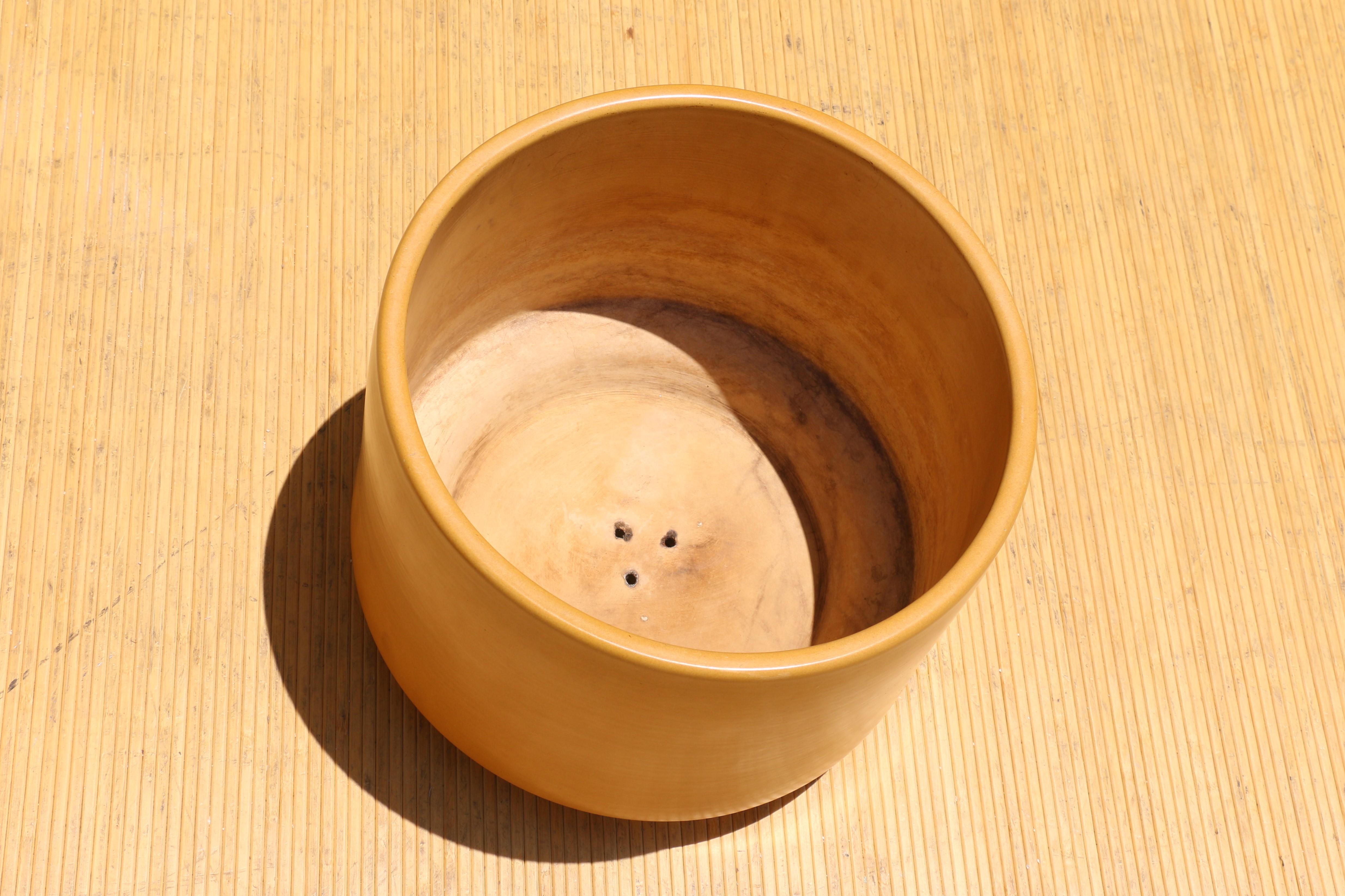 Céramique Paire de jardinières modernes des années 1970 à glaçure jaune satiné de Gainey Art Pottery en vente