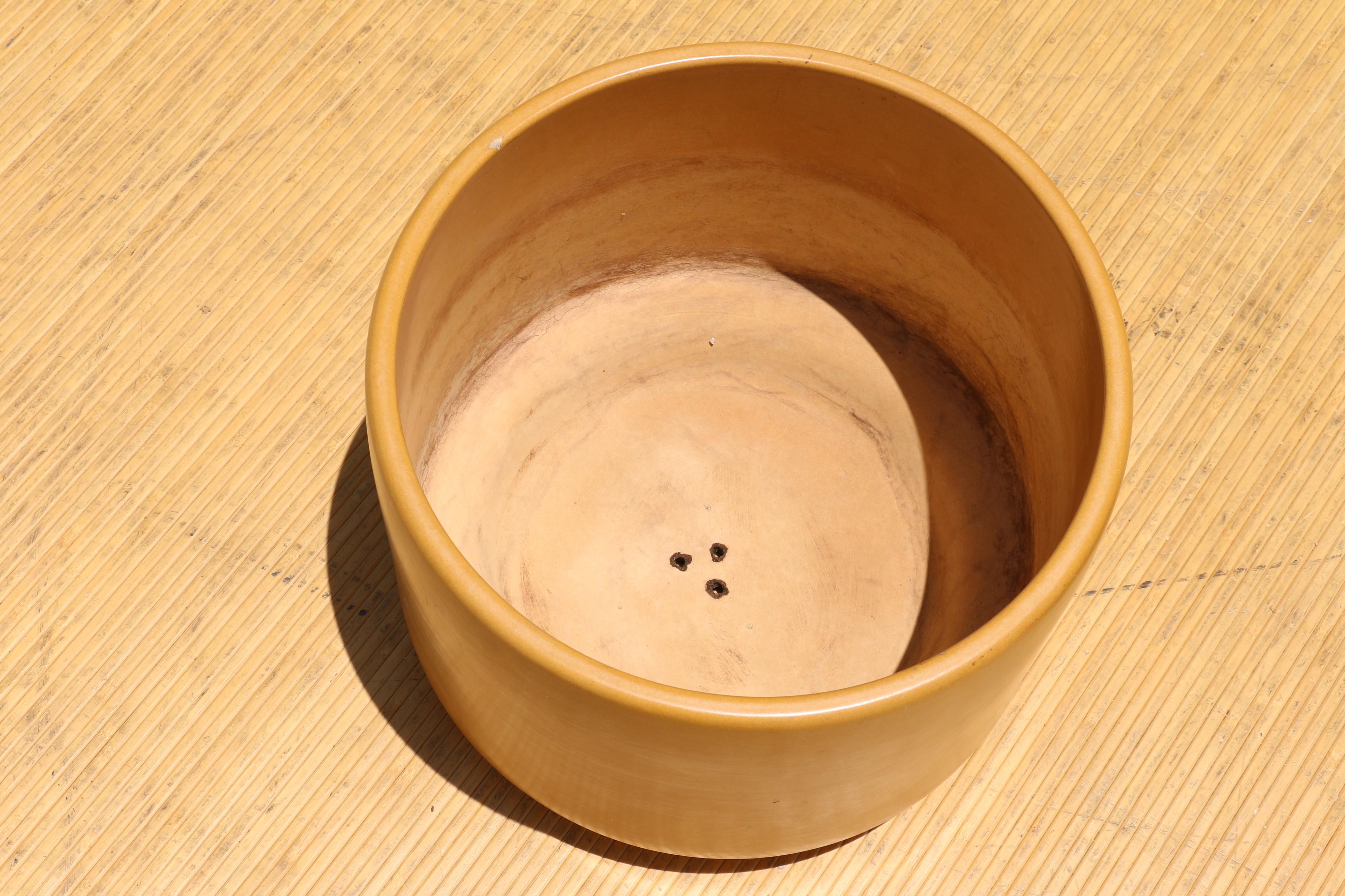 Paire de jardinières modernes des années 1970 à glaçure jaune satiné de Gainey Art Pottery en vente 1
