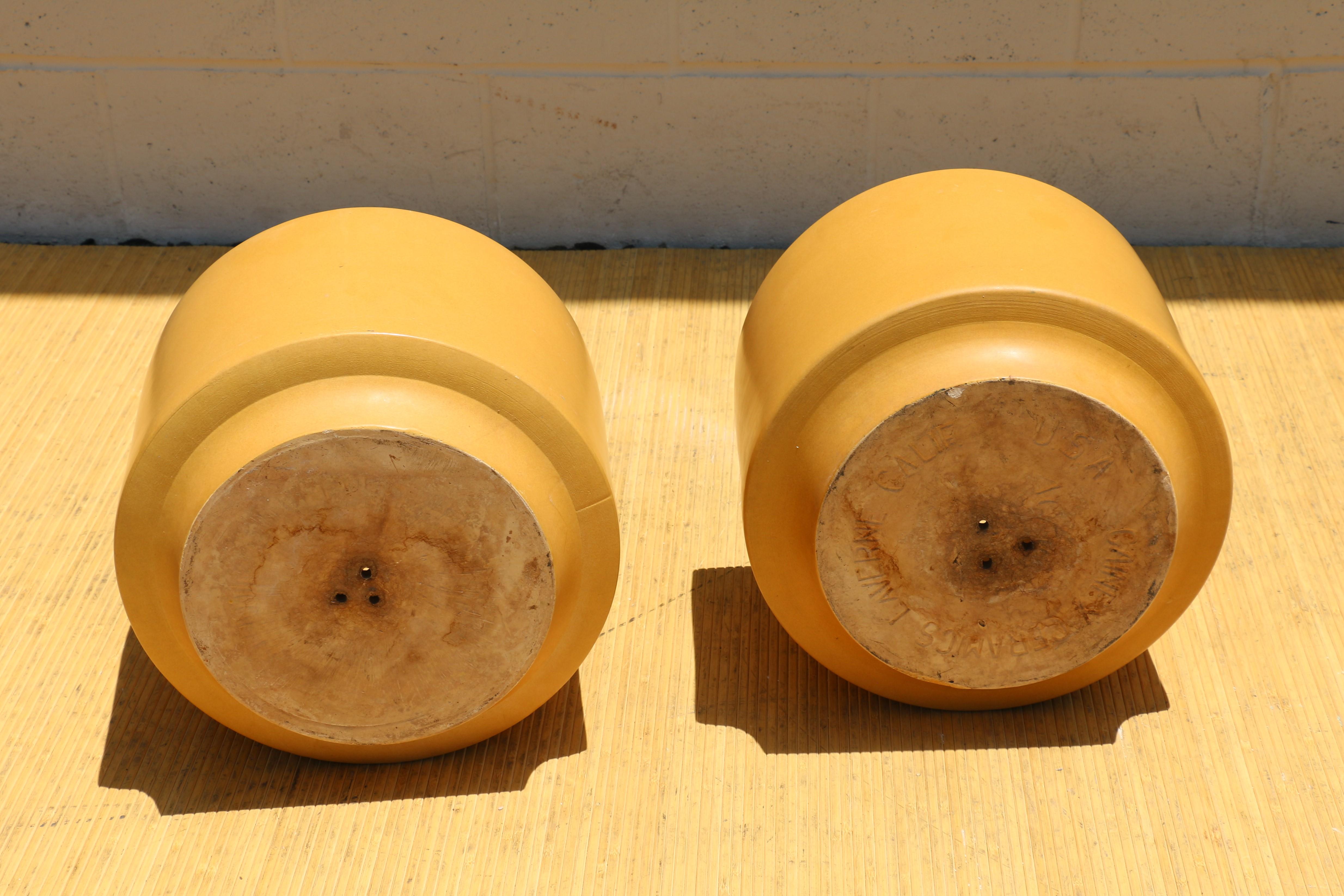 Paire de jardinières modernes des années 1970 à glaçure jaune satiné de Gainey Art Pottery en vente 2