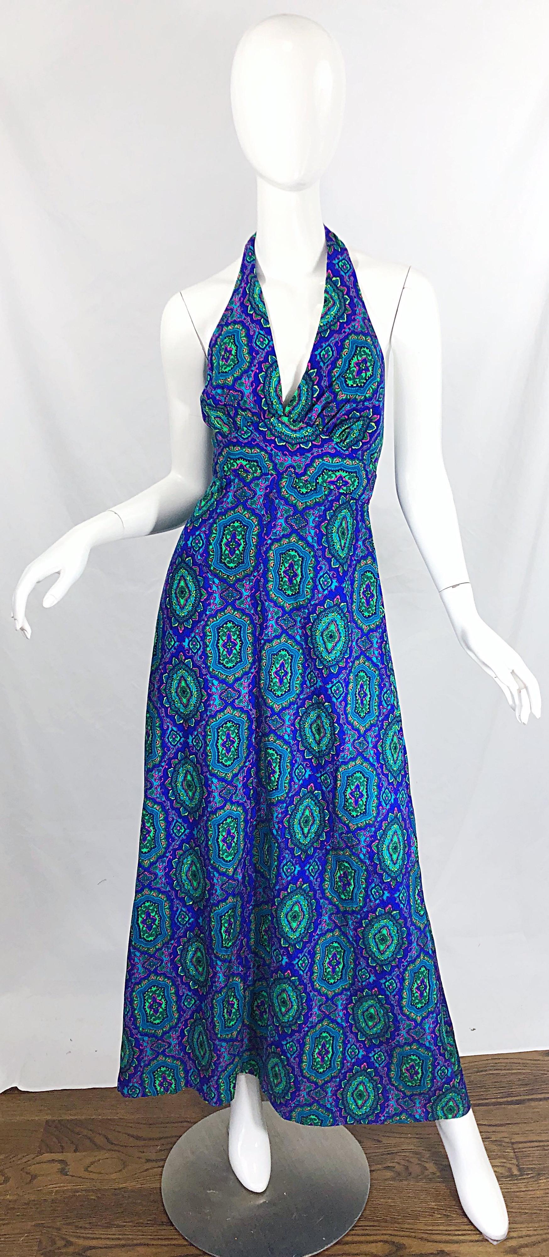 Élégante robe longue vintage des années 1970 en cachemire ! Imprimé paisley avec des couleurs vives de violet, vert, bleu, rose et sarcelle. Tissu doux en coton et rayonne. Le licou se noue dans le haut du dos. Fermeture éclair cachée dans le dos