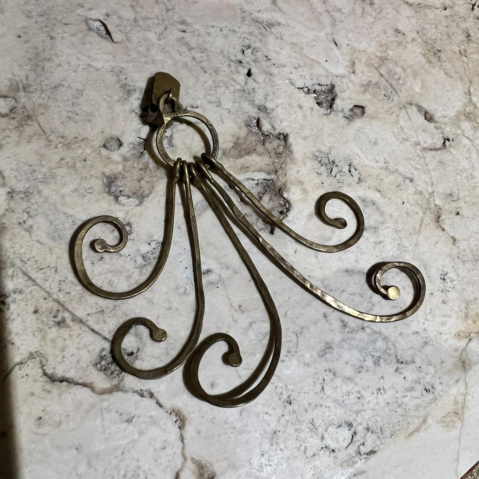 AMBIANIC presents
1970s Pal Kepenyes Sculptural Brass Pendant
4 h x 2 w x .13
Preowned vintage
Refer to images please