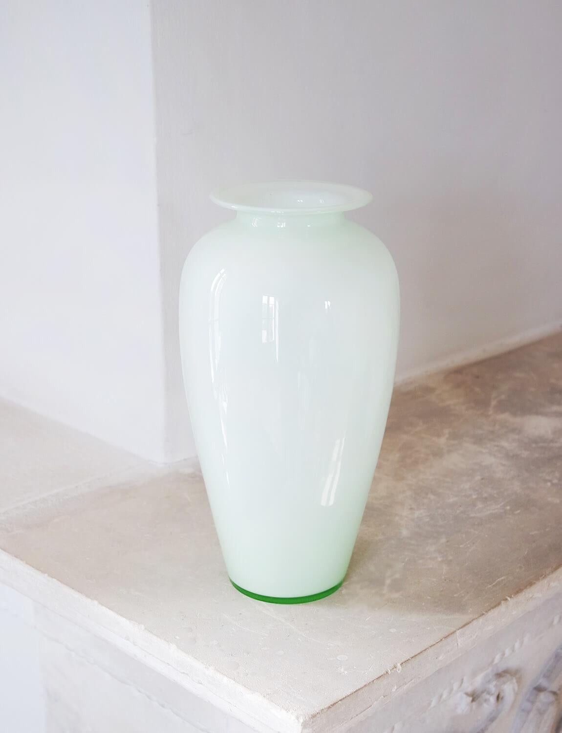 1970s Pale Green Opaque Italian Vase In Excellent Condition In Roma, IT