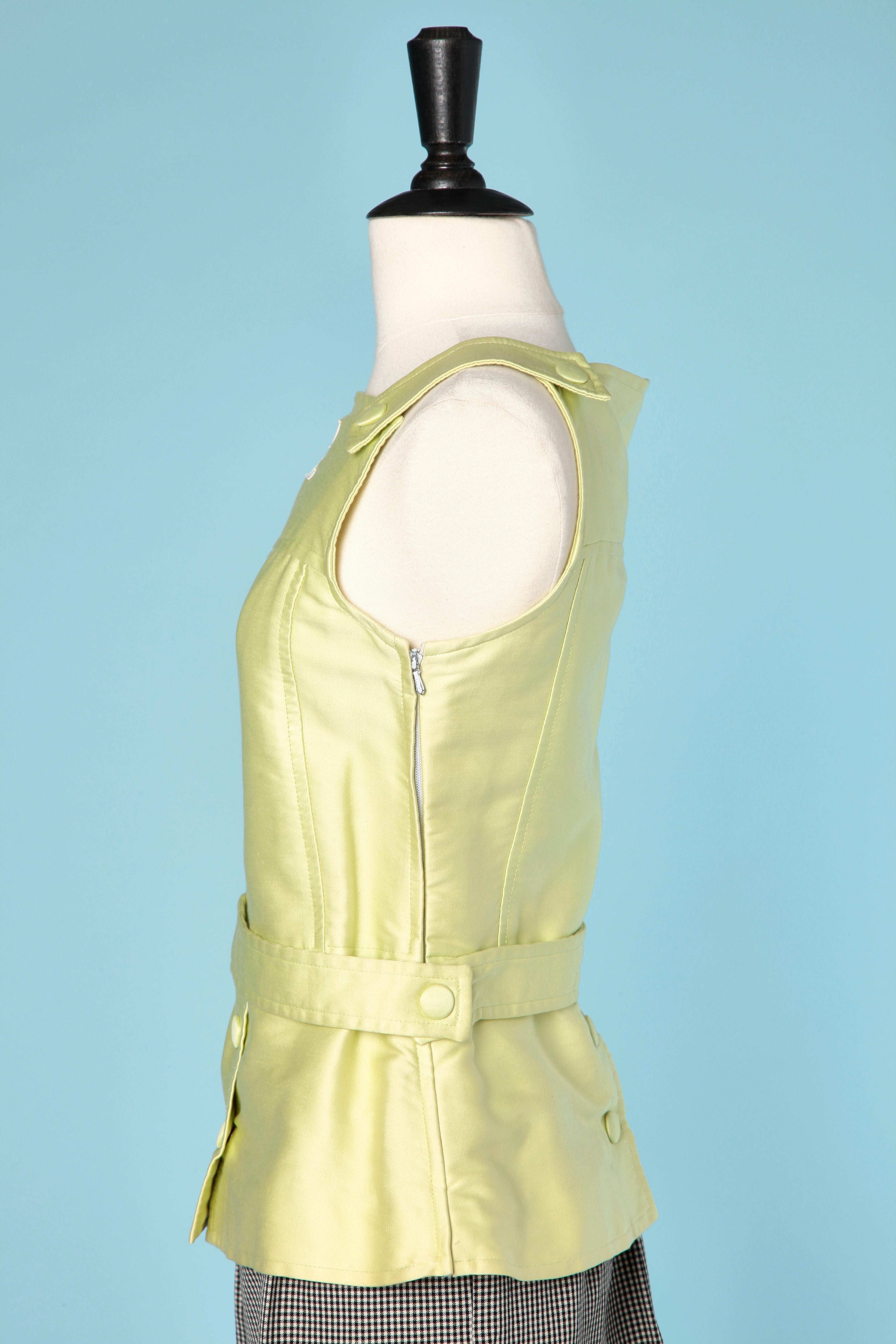 1970's Pale green top with snap. 
SIZE: 36 (Fr) 