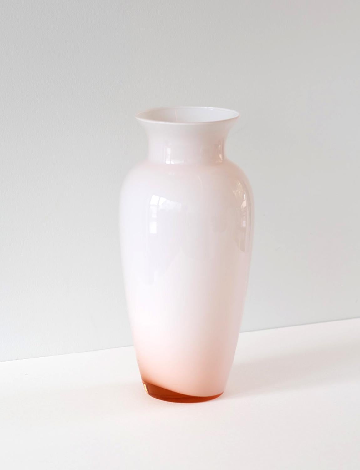 1970s Pale Pink Italian Murano Glass Vase In Good Condition In Roma, IT