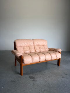 Divano Ekornes Montana a due posti in pelle rosa pallido e teak degli anni '70