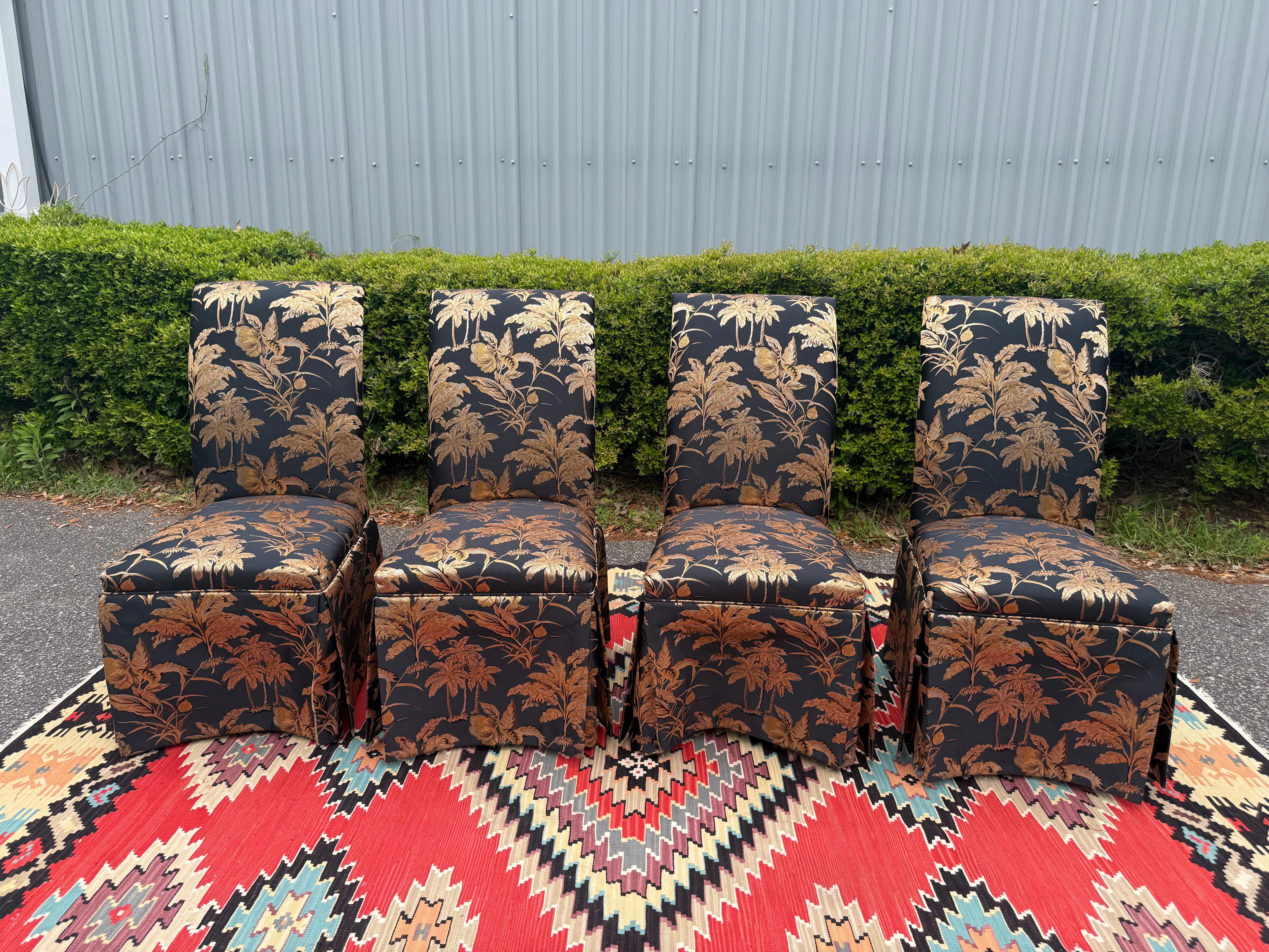 Un juego de 4 Palm Beach Chic personalizados totalmente tapizados y con faldón en una impresionante tela de mezcla de cobre y seda negra.   Son tan elegantes con su diseño clásico de hojas de palmera.  No hay defectos que señalar.  Adquiridas a los