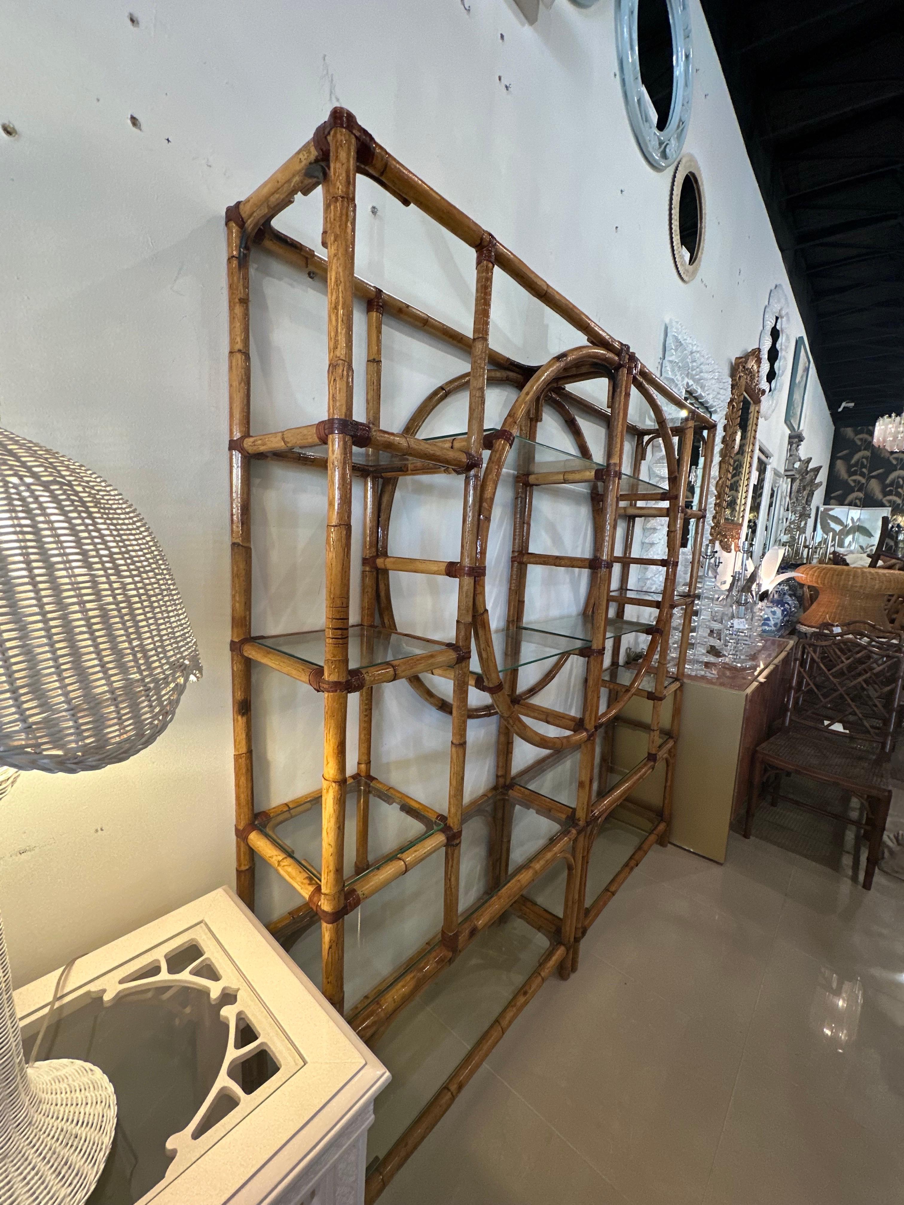 1970 Palm Beach Circle Rattan Bamboo New Glass Shelves Etagere Pair Shelf in vendita 4
