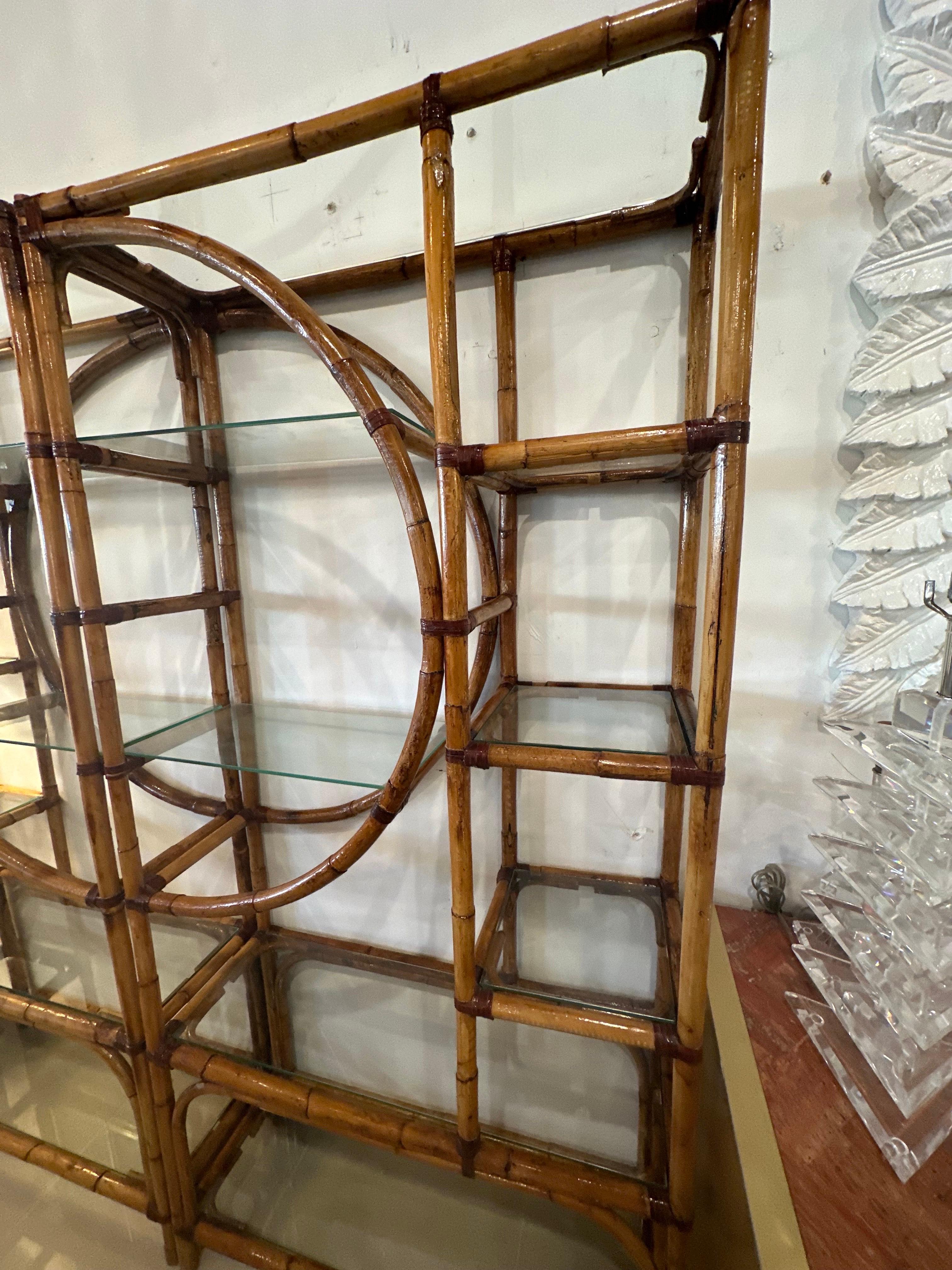1970 Palm Beach Circle Rattan Bamboo New Glass Shelves Etagere Pair Shelf in vendita 5