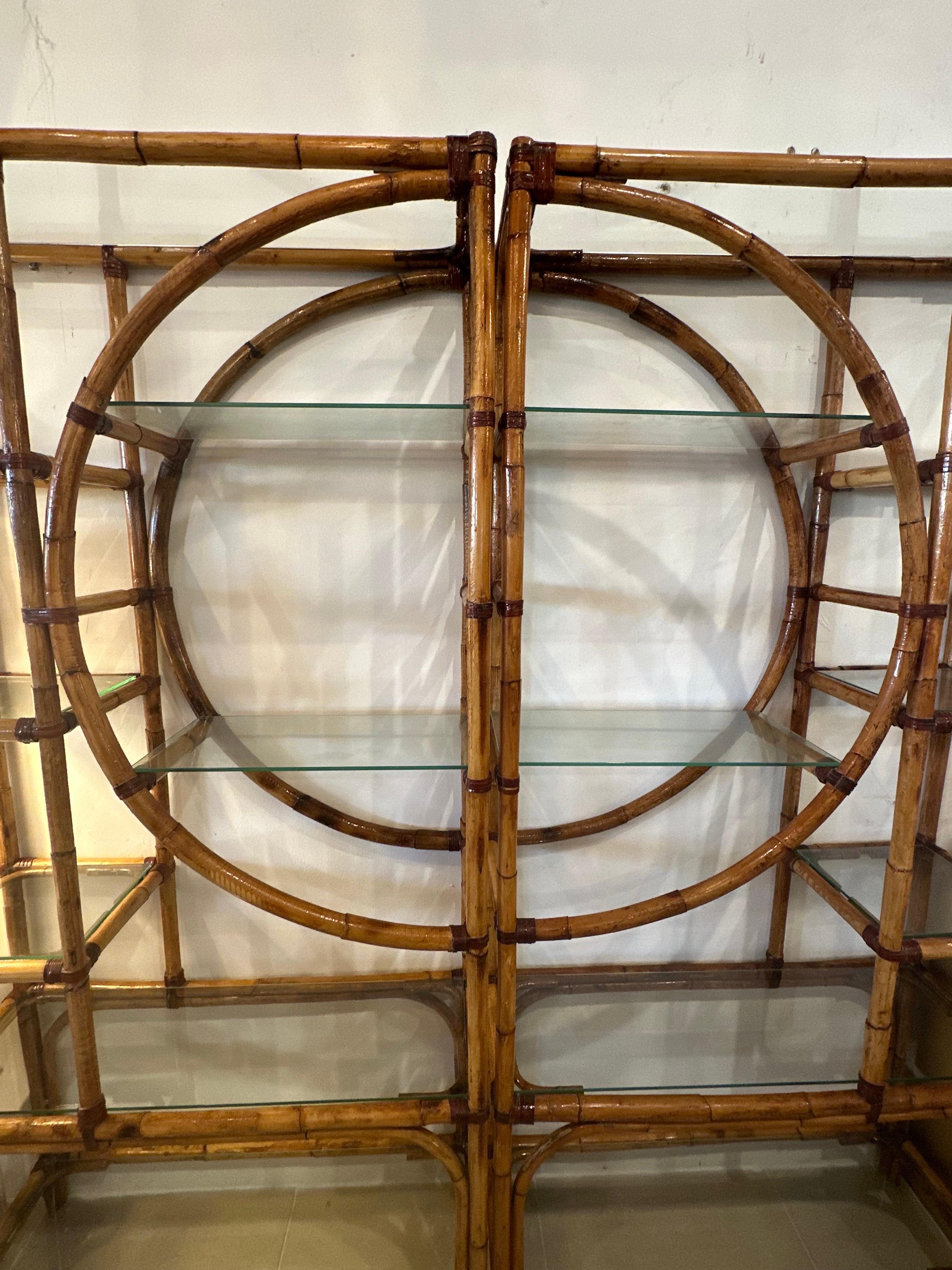 1970 Palm Beach Circle Rattan Bamboo New Glass Shelves Etagere Pair Shelf in vendita 6