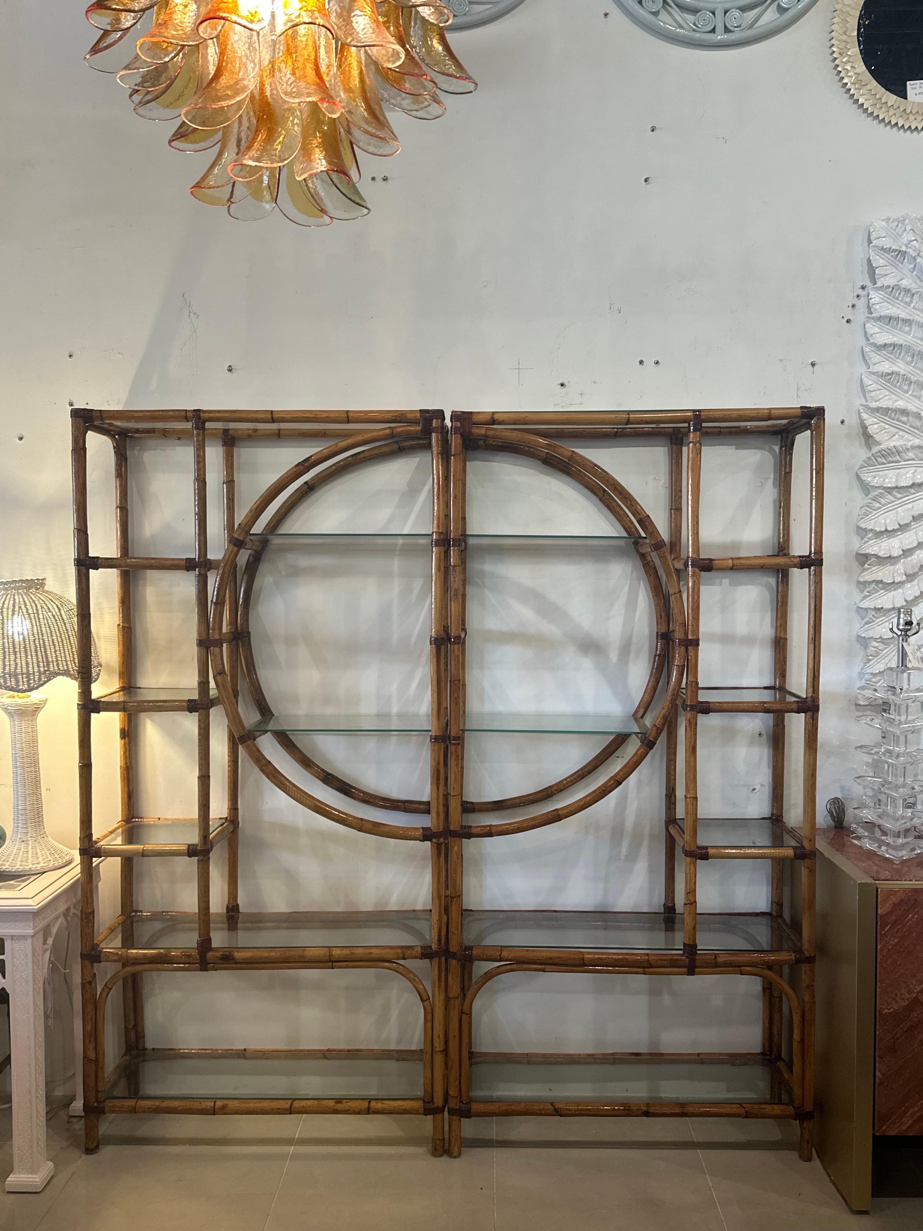 1970 Palm Beach Circle Rattan Bamboo New Glass Shelves Etagere Pair Shelf in vendita 7