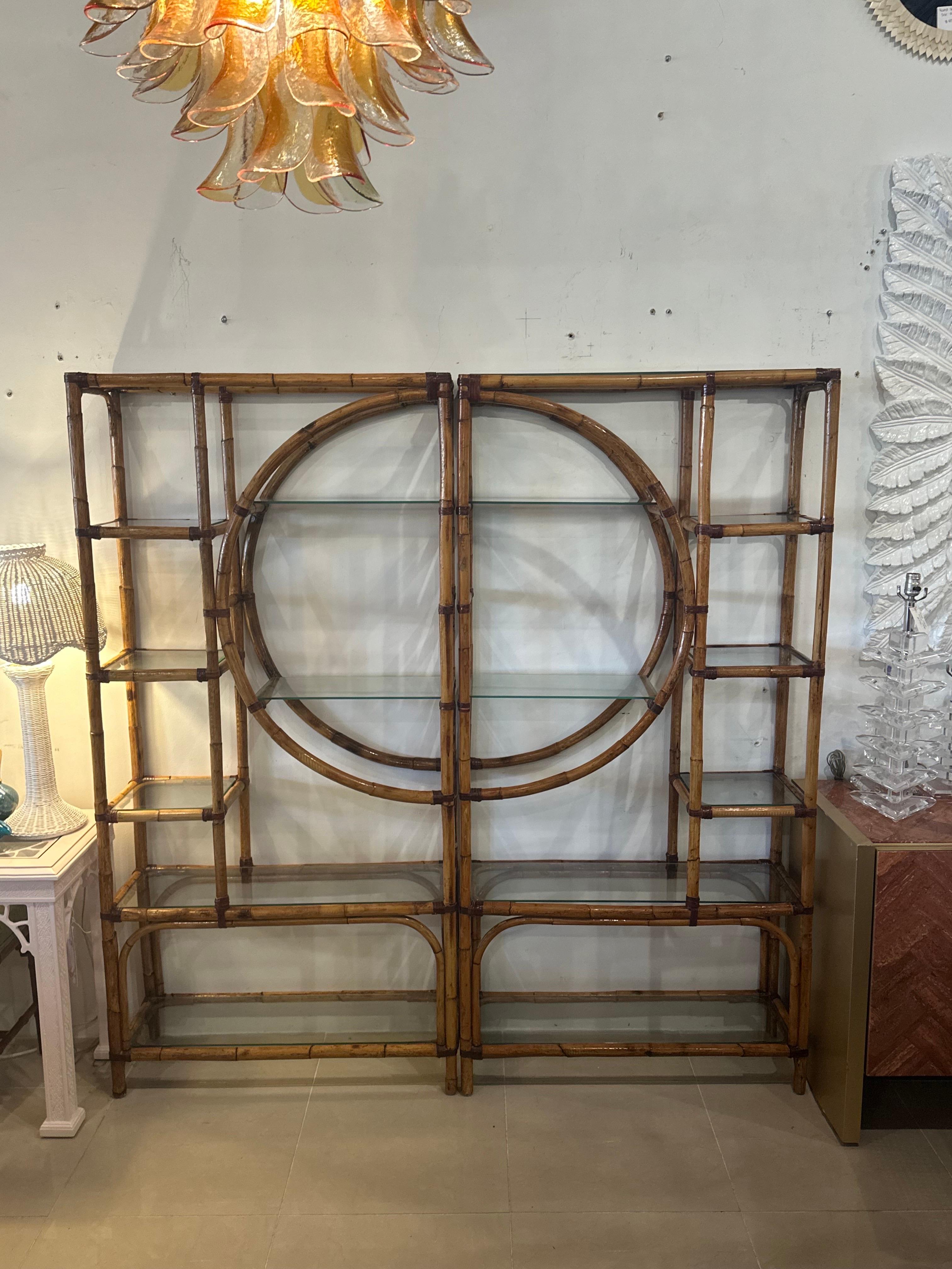 1970 Palm Beach Circle Rattan Bamboo New Glass Shelves Etagere Pair Shelf in vendita 8