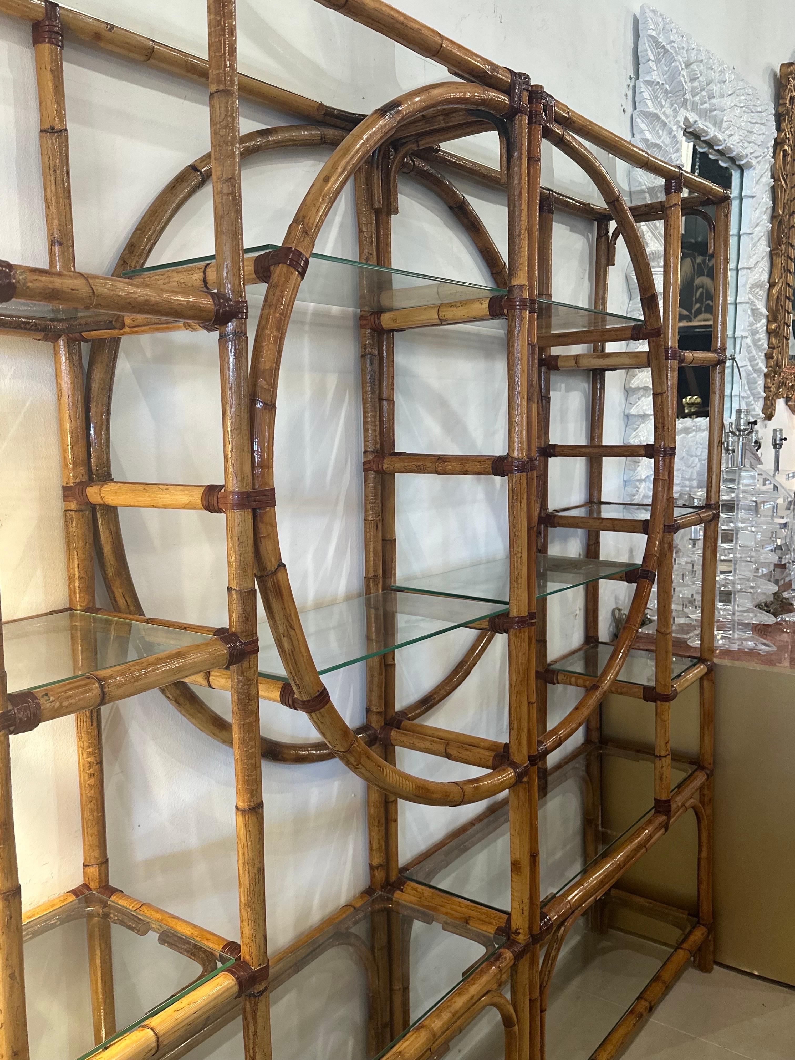 1970 Palm Beach Circle Rattan Bamboo New Glass Shelves Etagere Pair Shelf in vendita 9