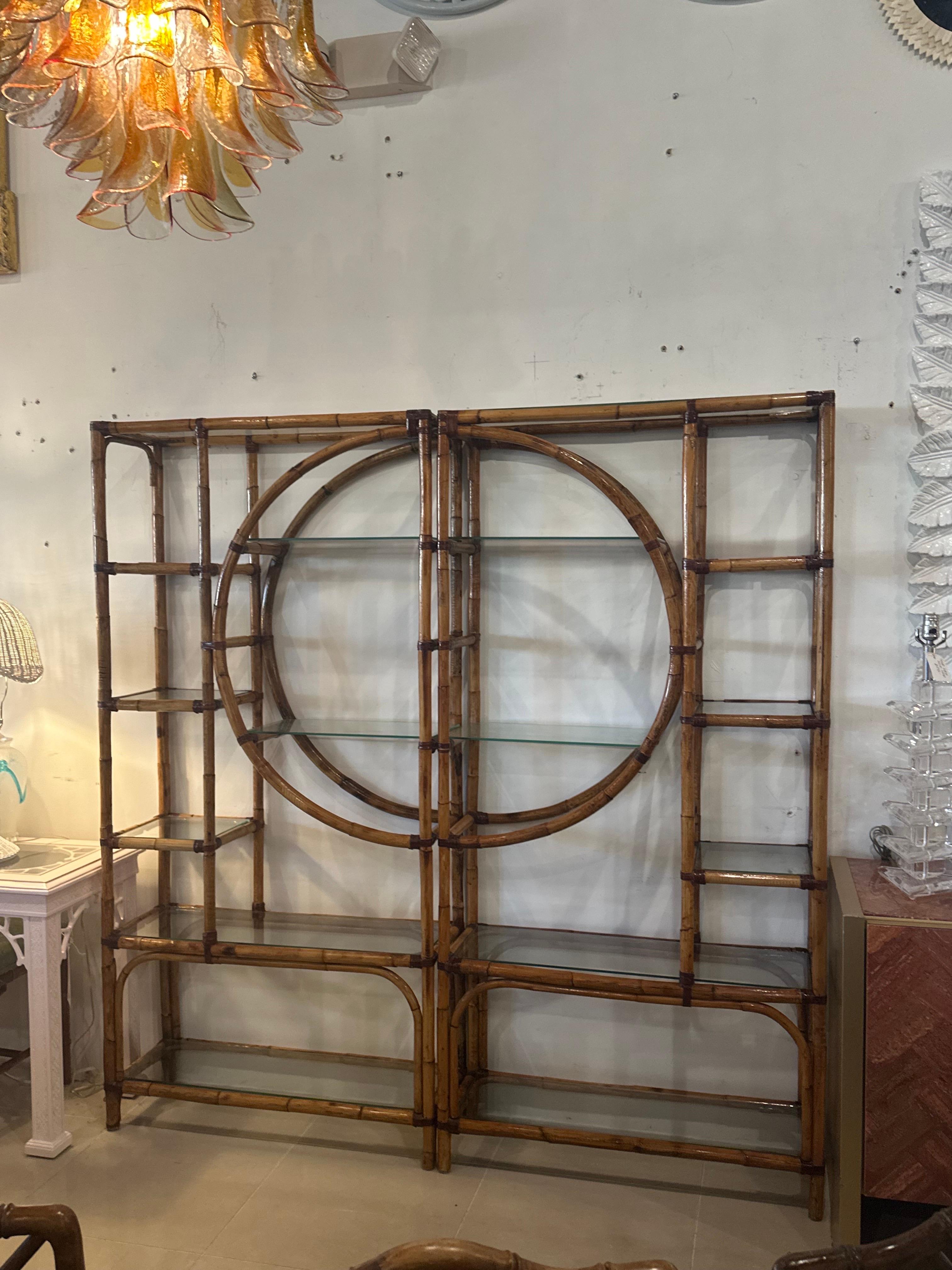 Bellissima coppia di etagere vintage in rattan e vetro di Palm Beach. Finitura originale in rattan naturale. Tutti i nuovi ripiani in vetro sono stati tagliati. 16 pezzi di vetro/ripiani. Can può essere utilizzato come un'unica etagere o come una