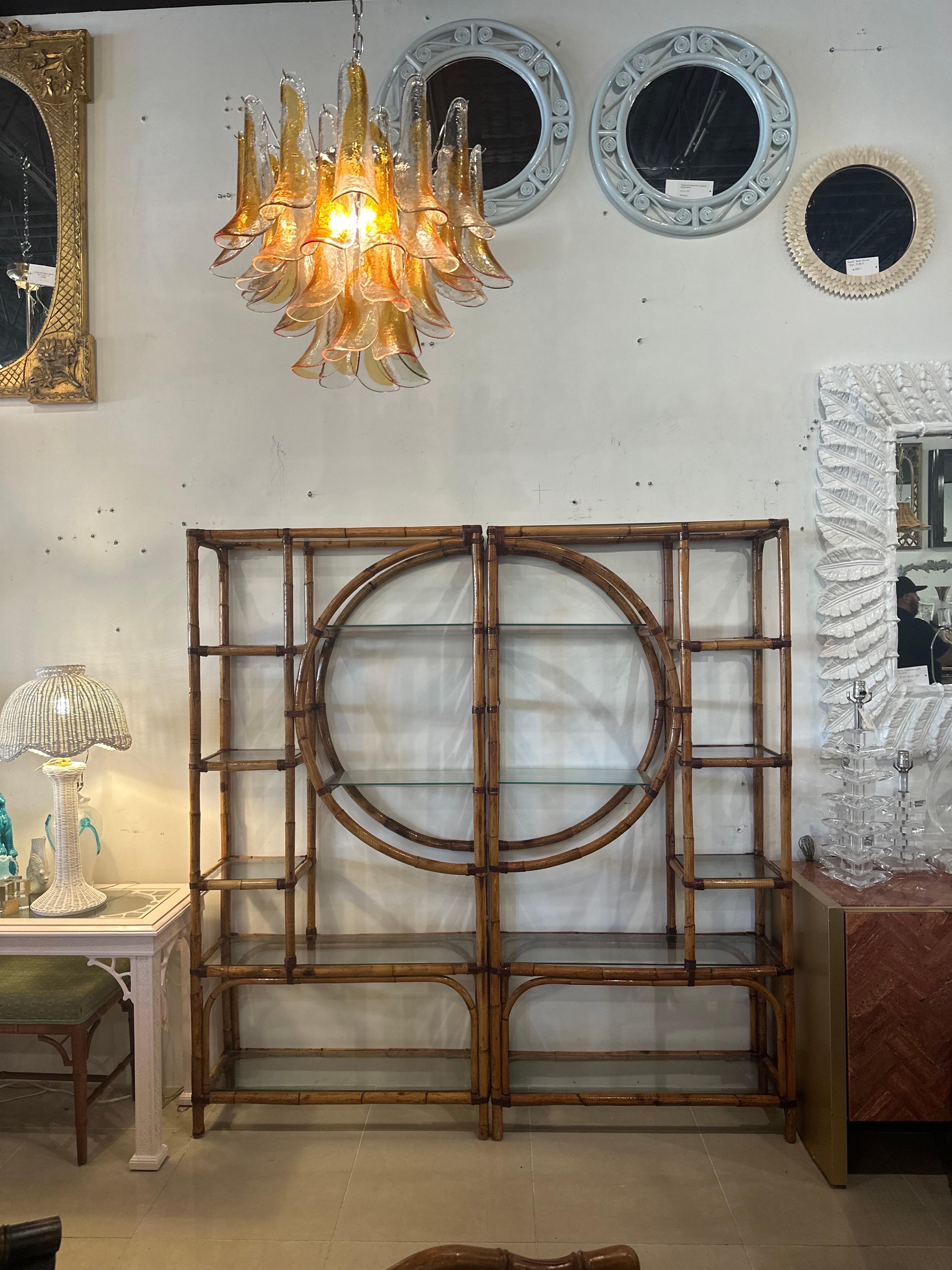 Hollywood Regency 1970 Palm Beach Circle Rattan Bamboo New Glass Shelves Etagere Pair Shelf in vendita