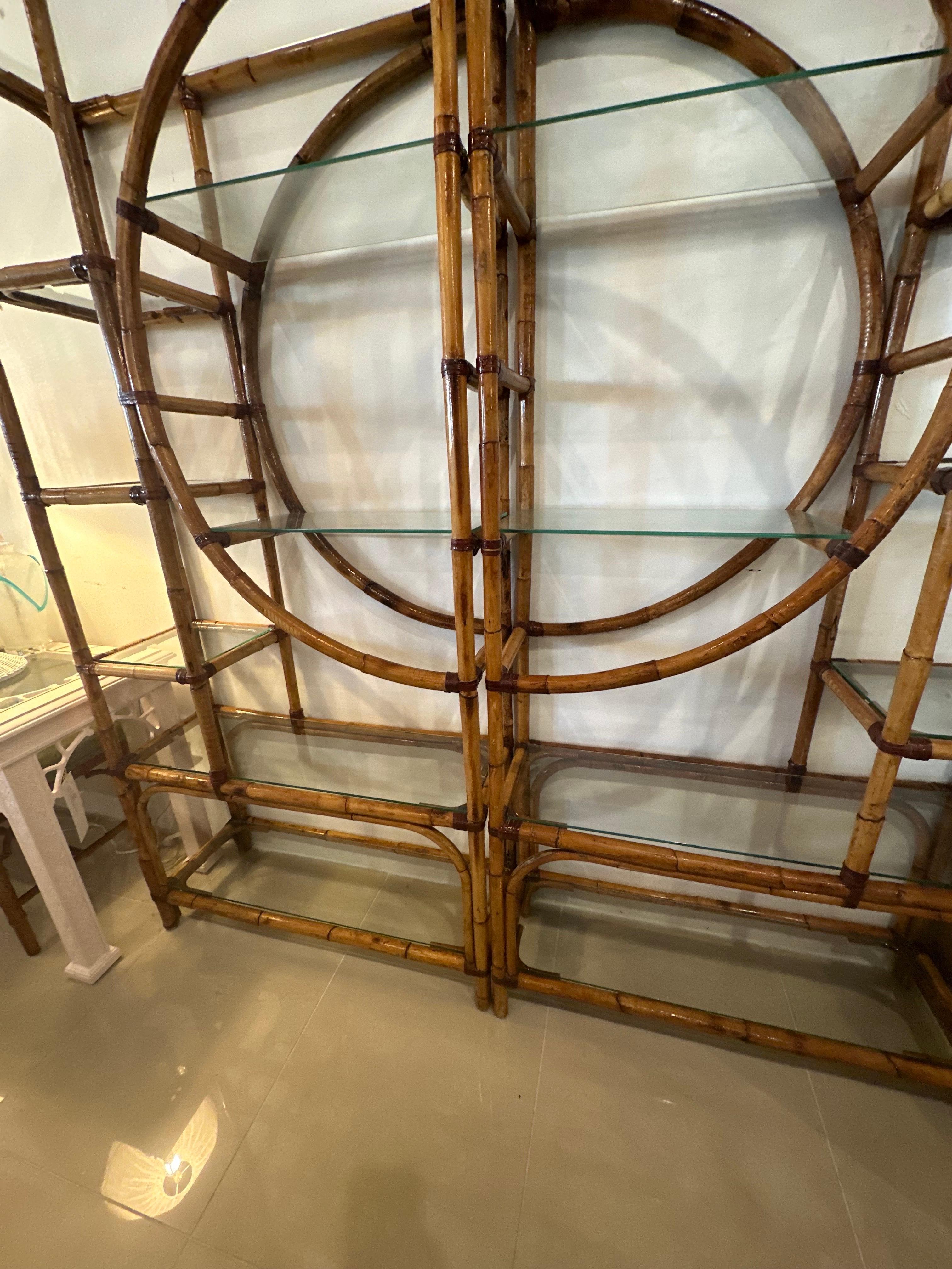 1970 Palm Beach Circle Rattan Bamboo New Glass Shelves Etagere Pair Shelf in vendita 1