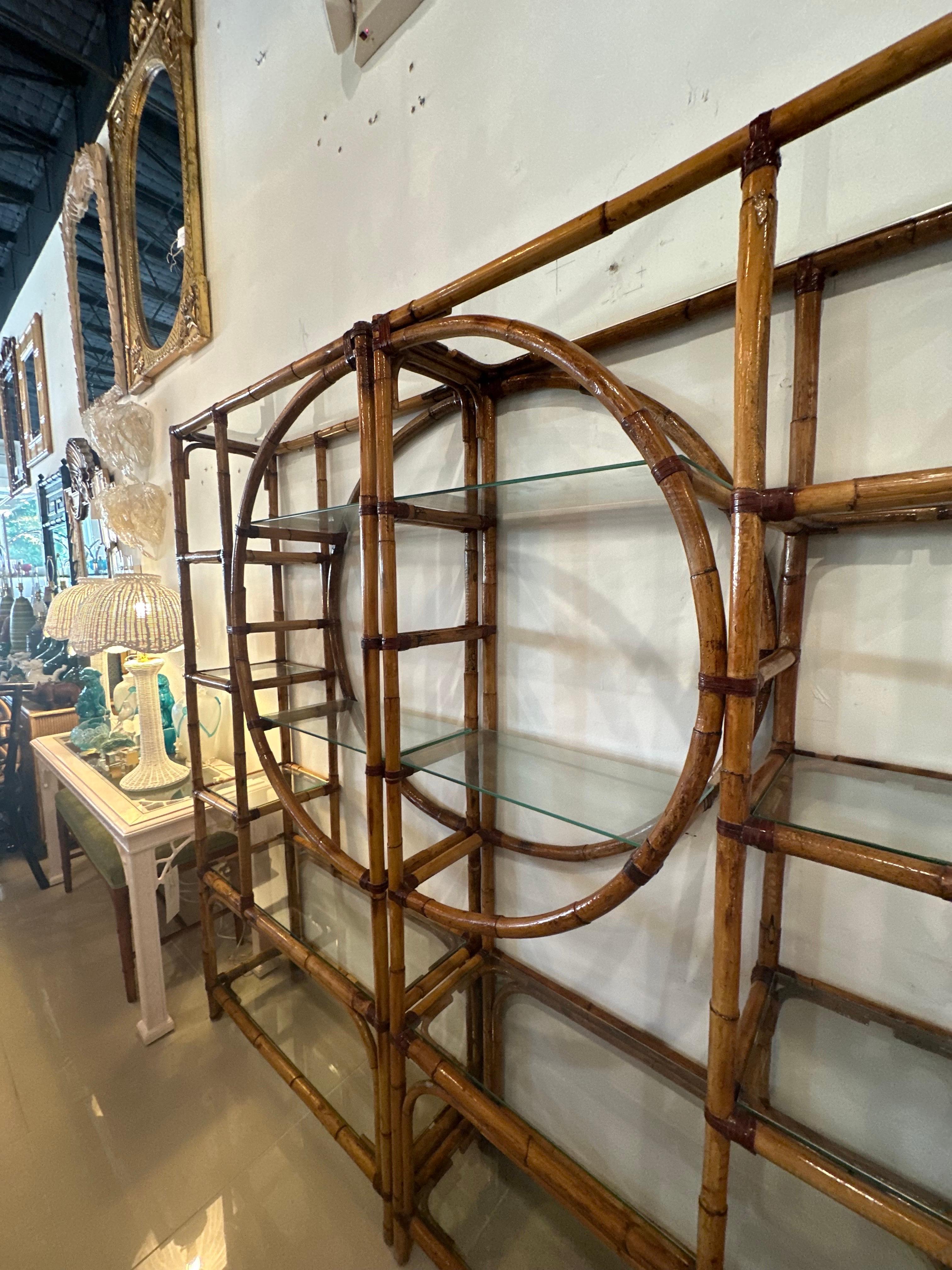 1970 Palm Beach Circle Rattan Bamboo New Glass Shelves Etagere Pair Shelf in vendita 2