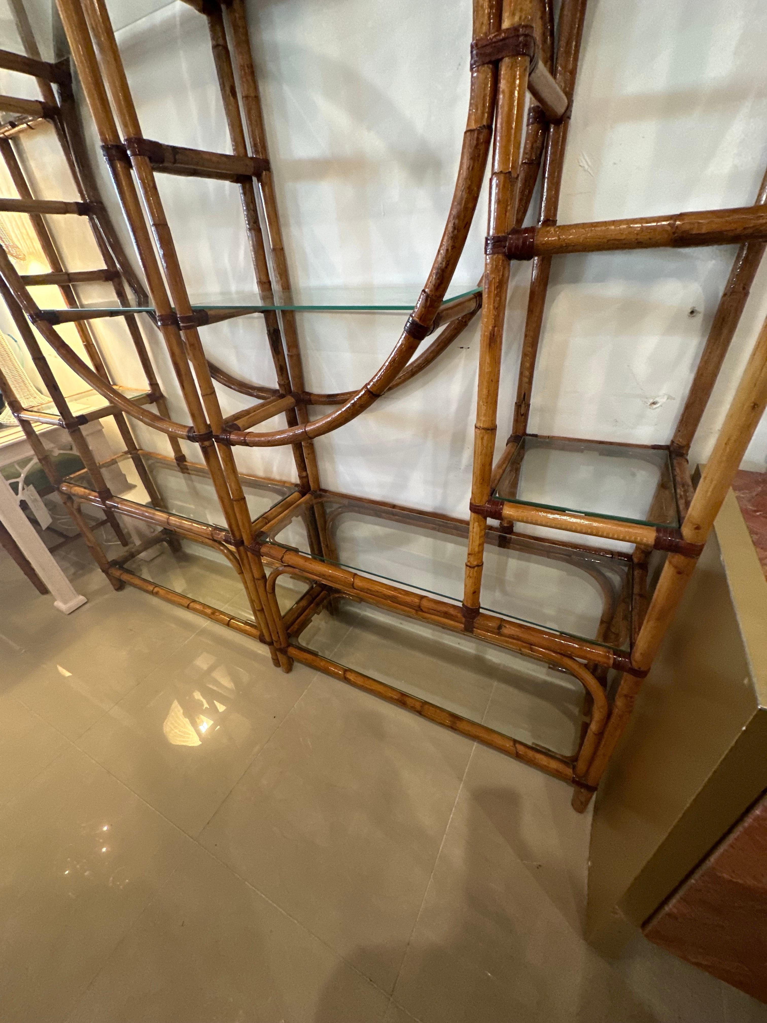 1970 Palm Beach Circle Rattan Bamboo New Glass Shelves Etagere Pair Shelf in vendita 3