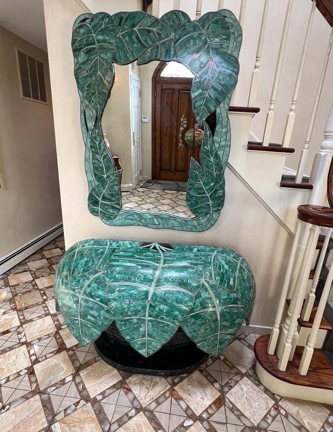 Miroir à feuilles de palmier et table console assortie dans le style de Maitland Smith des années 1970 - Ensemble de 2. Il s'agit d'un ensemble très rare de miroir à feuilles de palmier et de table console, en pierre travertin et fabriqué aux