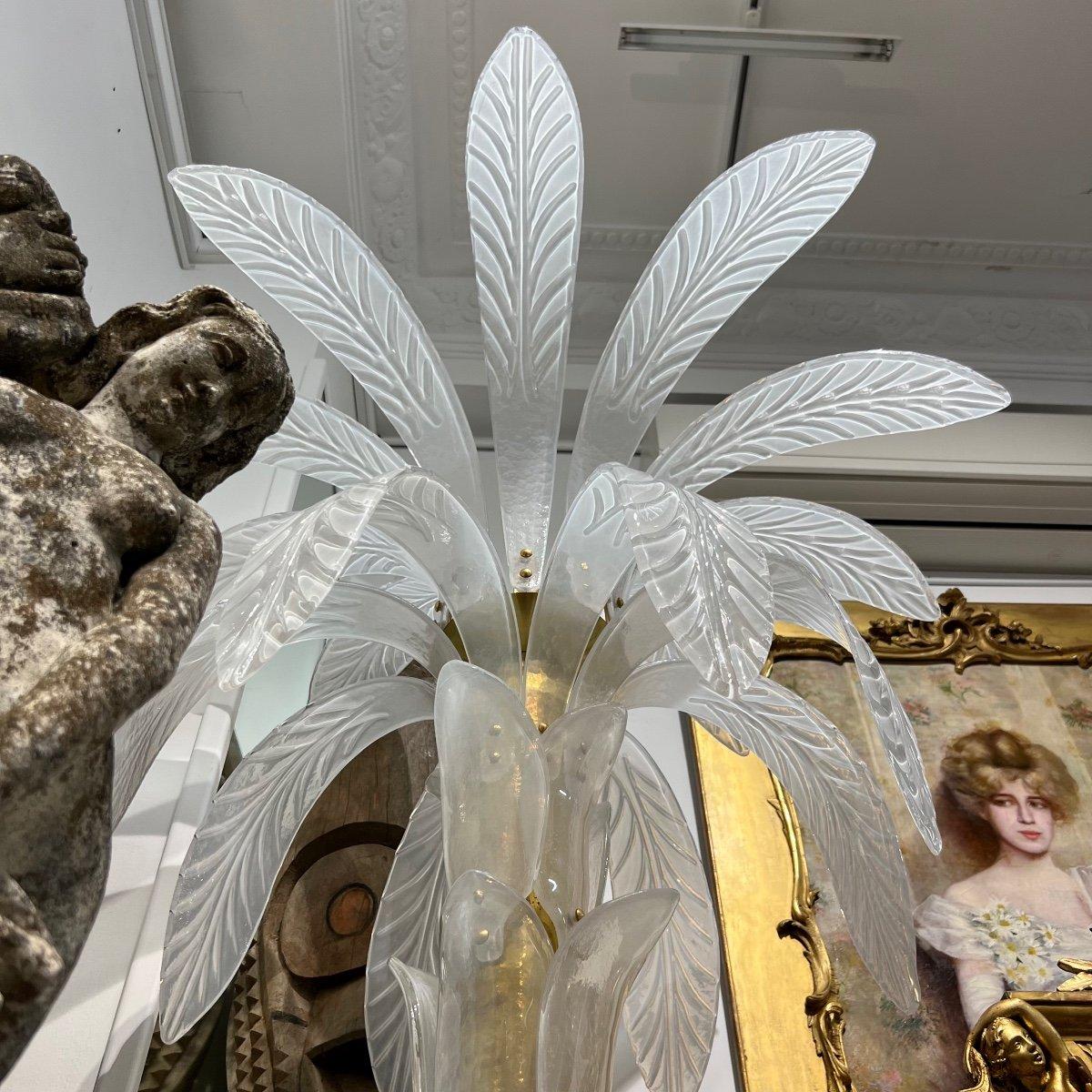 We present you this large floor lamp in the shape of a palm tree in Murano Glass. This lamp's pieces are entirely detachable and capable of holding up to four bulbs with our recent modifications. The electrical parts have recently been modernised to
