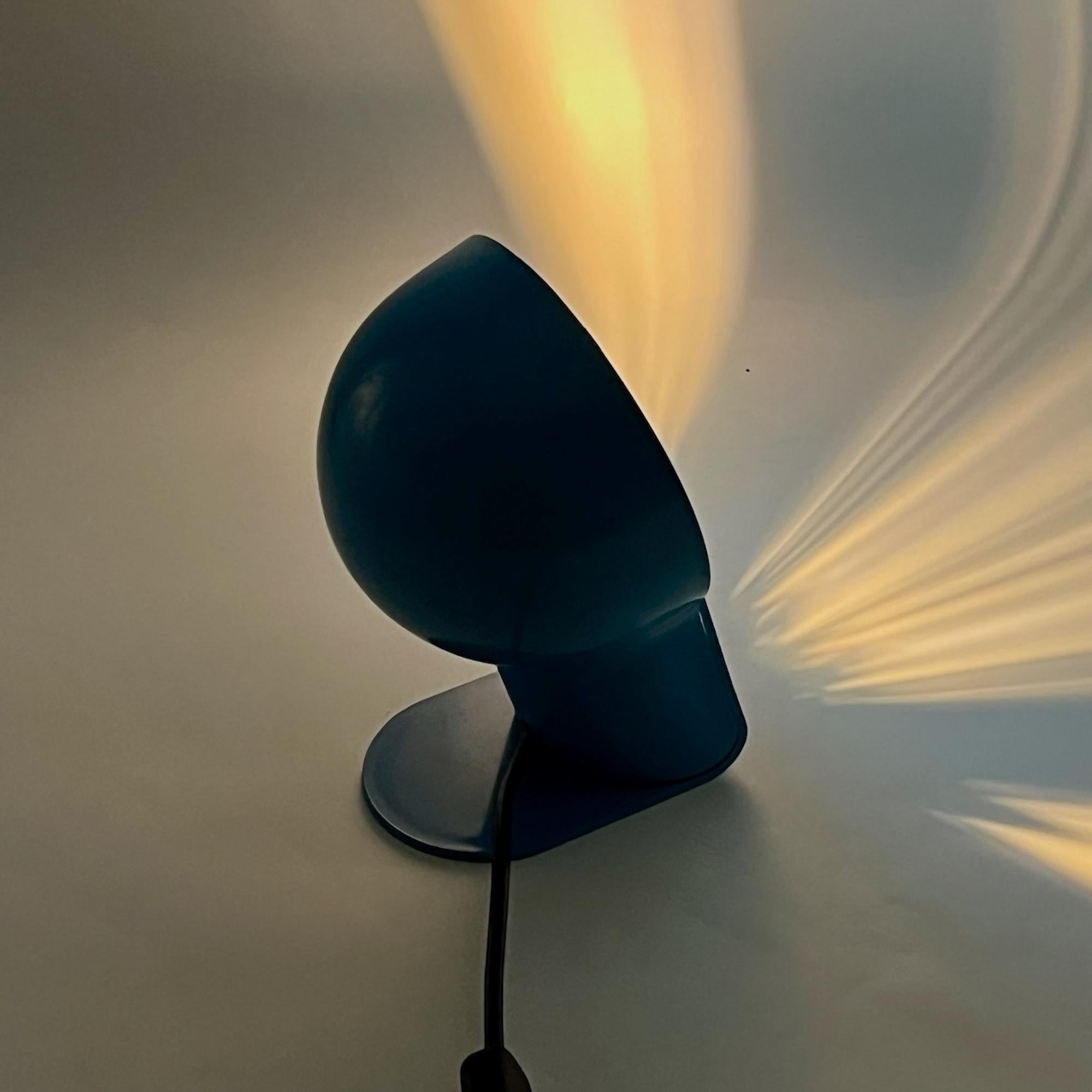 Scopri l'eleganza del design italiano con questa affascinante e rara lampada anni '70 disegnata da Ambrogio Pozzi per Harveiluce negli anni Settanta. Questa lampada sapientemente realizzata presenta due pezzi di plastica che si incastrano tra loro,