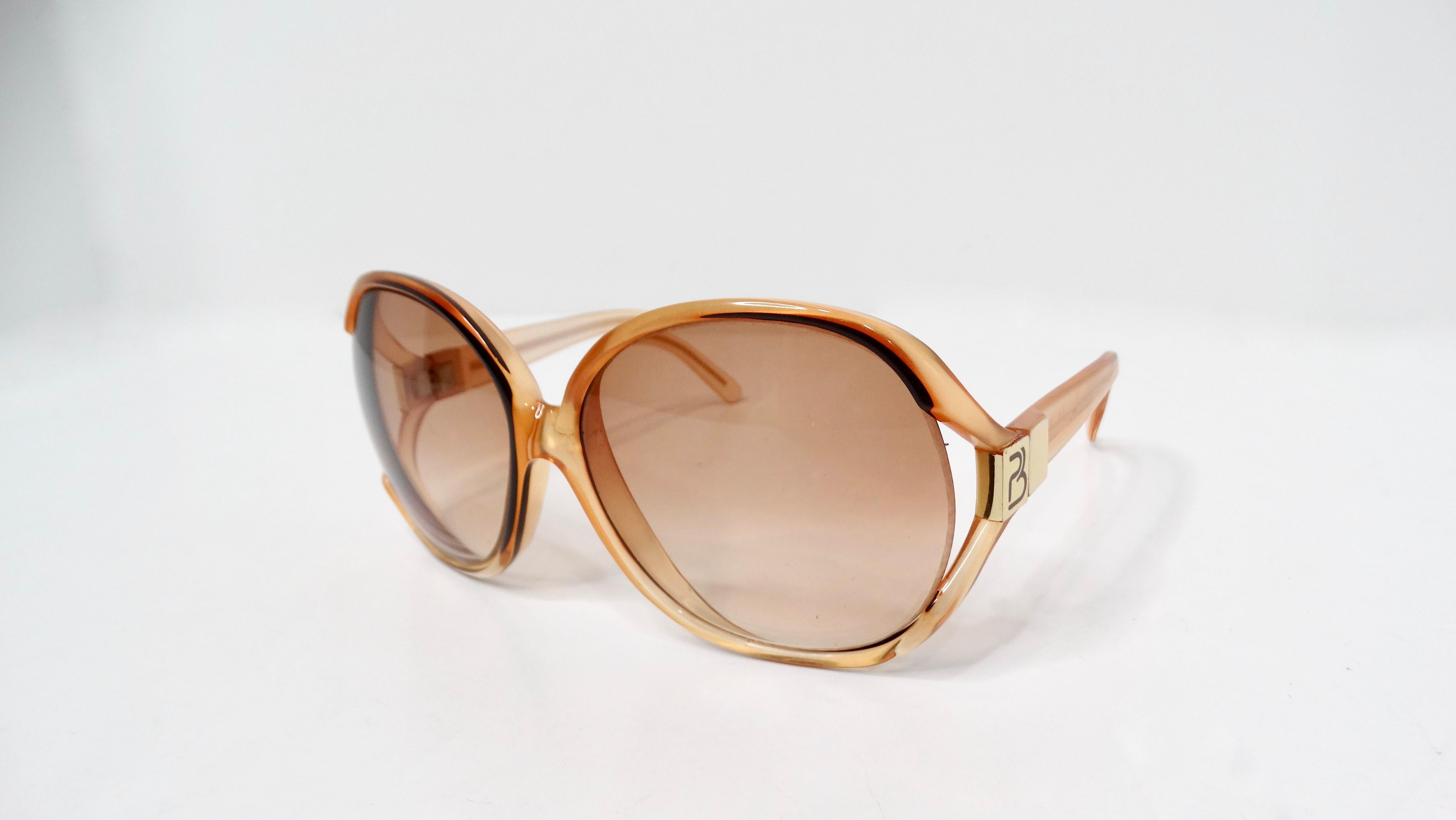 Les lunettes de soleil rondes surdimensionnées Paola Belle Orange Clear des années 1970 sont un incontournable de la lunetterie vintage, dégageant un charme nostalgique parfait pour tous ceux qui aiment l'esthétique de l'époque. Caractérisées par