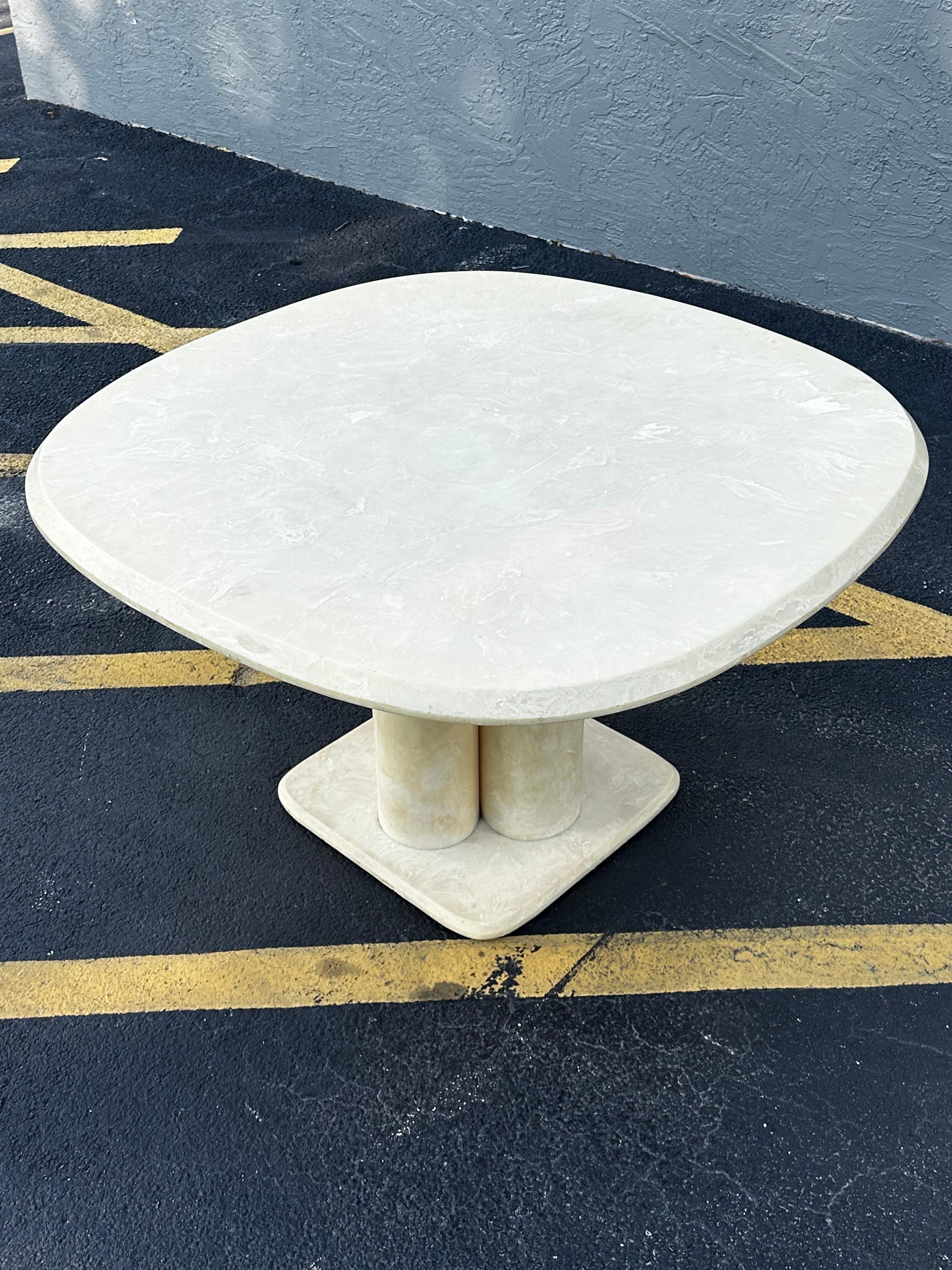 1970 Parchment Molded Faux Marble Resin Clover Dining Pedestal Dining Table en vente 3