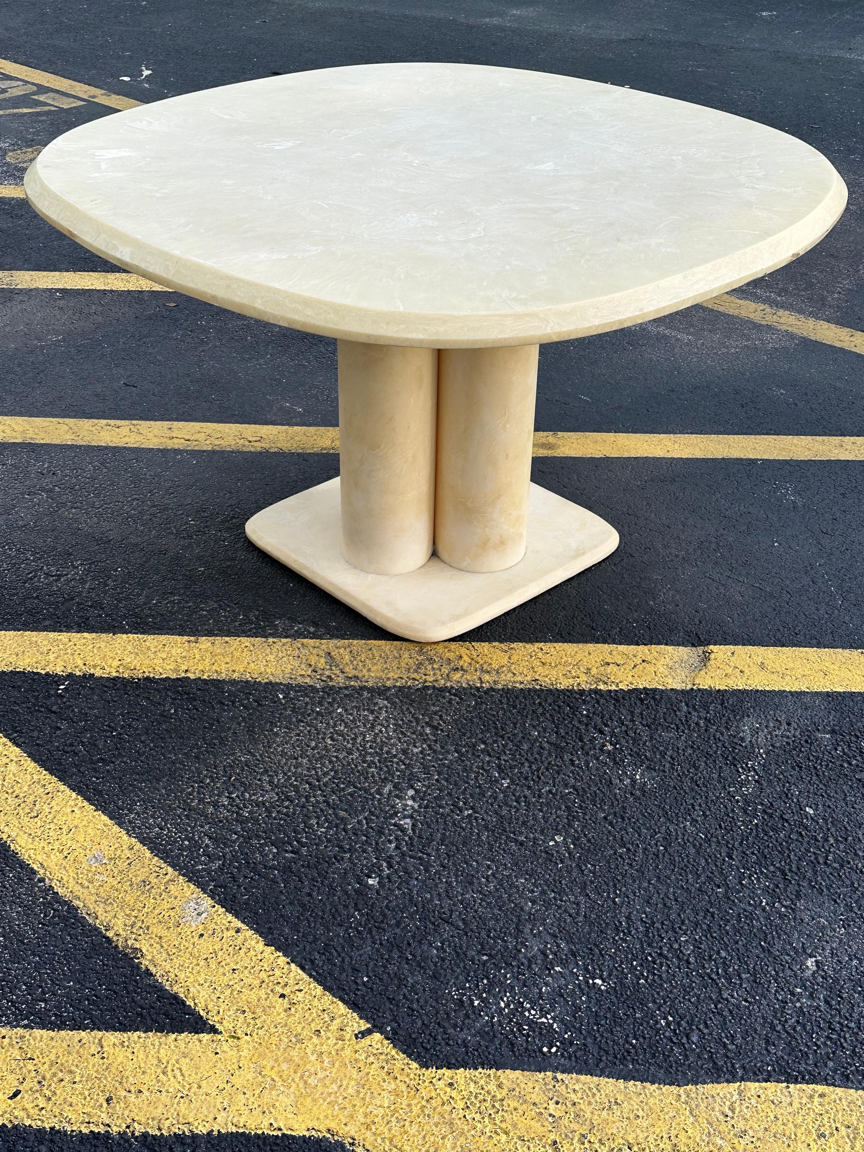 1970 Parchment Molded Faux Marble Resin Clover Dining Pedestal Dining Table en vente 4