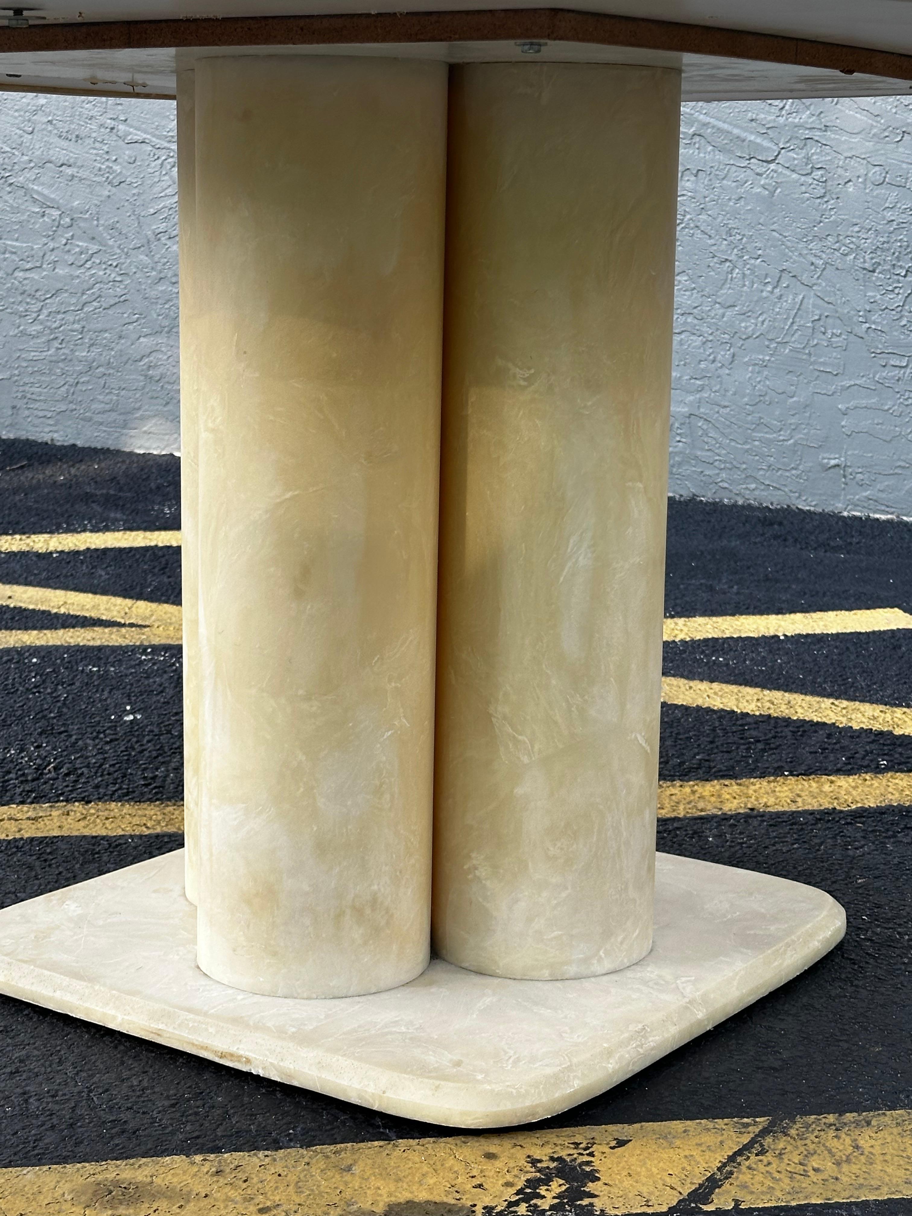 1970 Parchment Molded Faux Marble Resin Clover Dining Pedestal Dining Table en vente 5