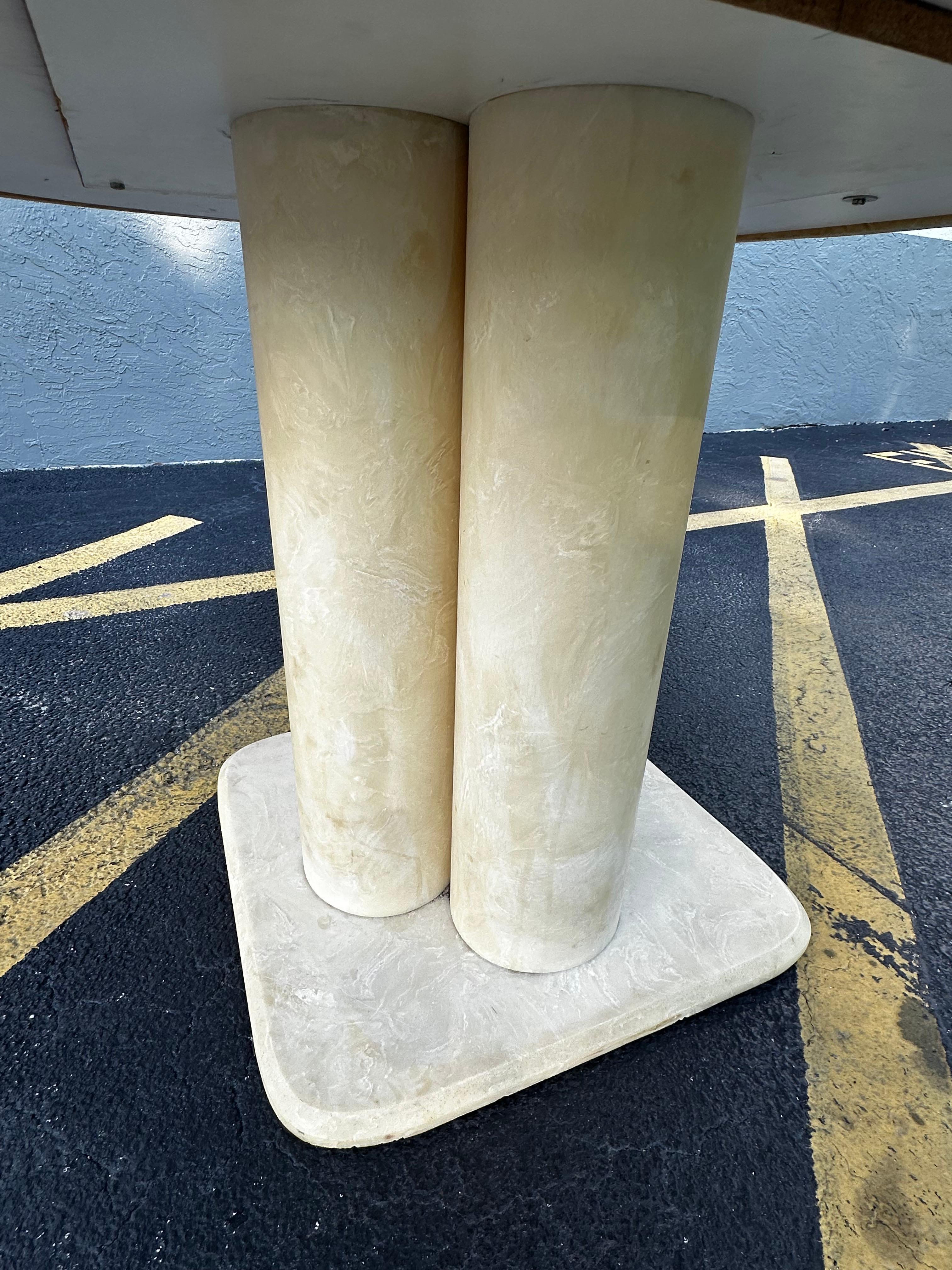 1970 Parchment Molded Faux Marble Resin Clover Dining Pedestal Dining Table en vente 6