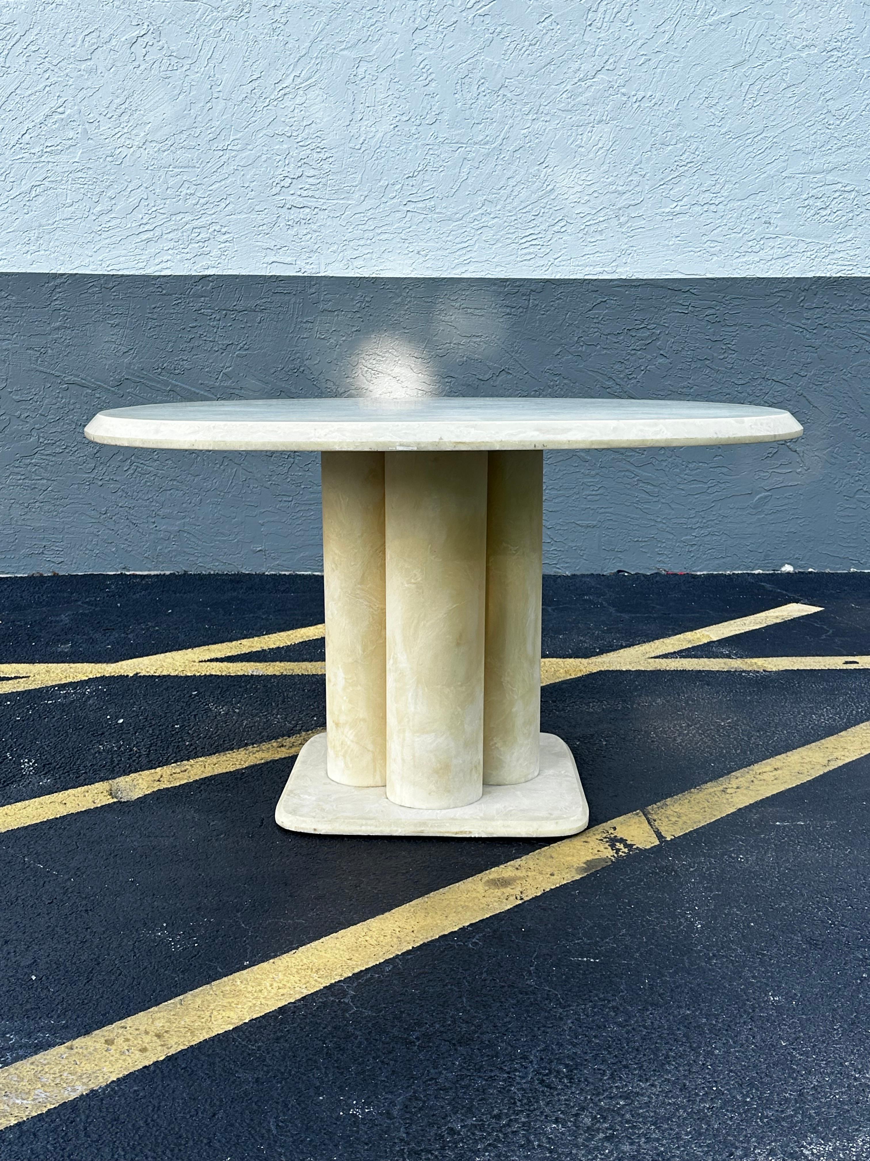 Nous vous proposons ici l'une des tables basses gigognes les plus étonnantes et les plus rares que vous puissiez espérer trouver. Le design est remarquable partout. Ce magnifique ensemble est une pièce d'apparat qui regorge de personnalité ! Il