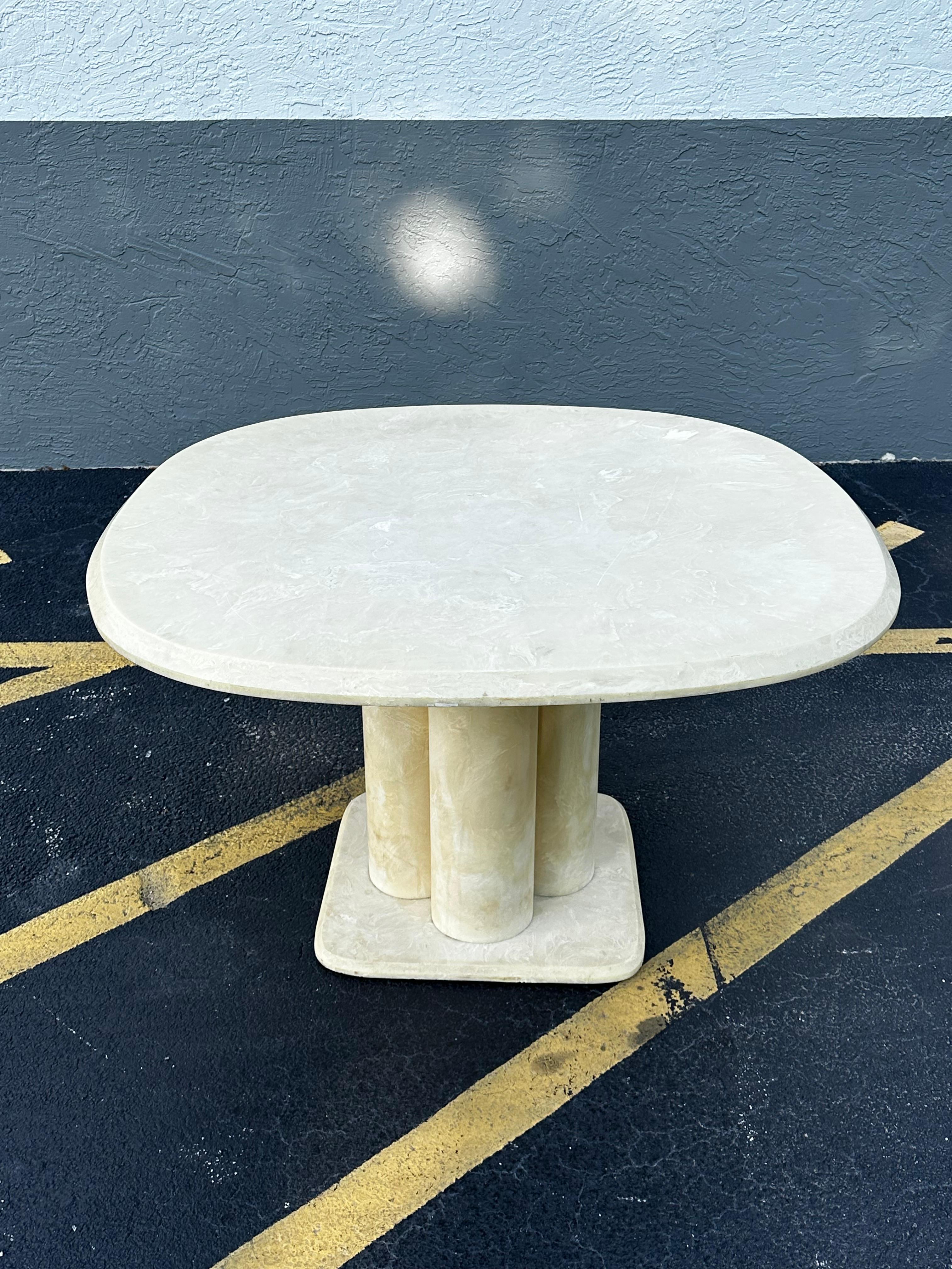 Mid-Century Modern 1970 Parchment Molded Faux Marble Resin Clover Dining Pedestal Dining Table en vente