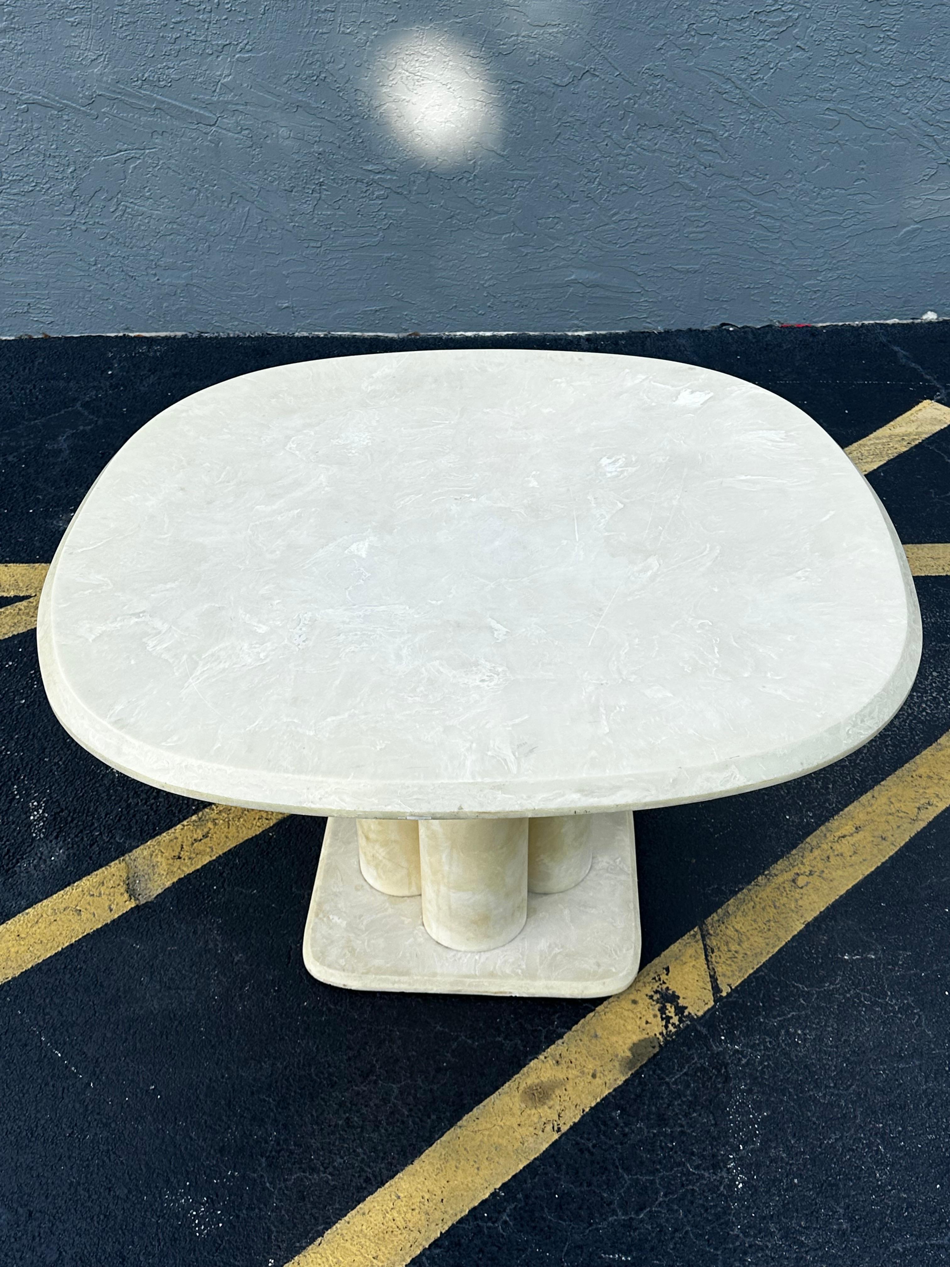 Américain 1970 Parchment Molded Faux Marble Resin Clover Dining Pedestal Dining Table en vente