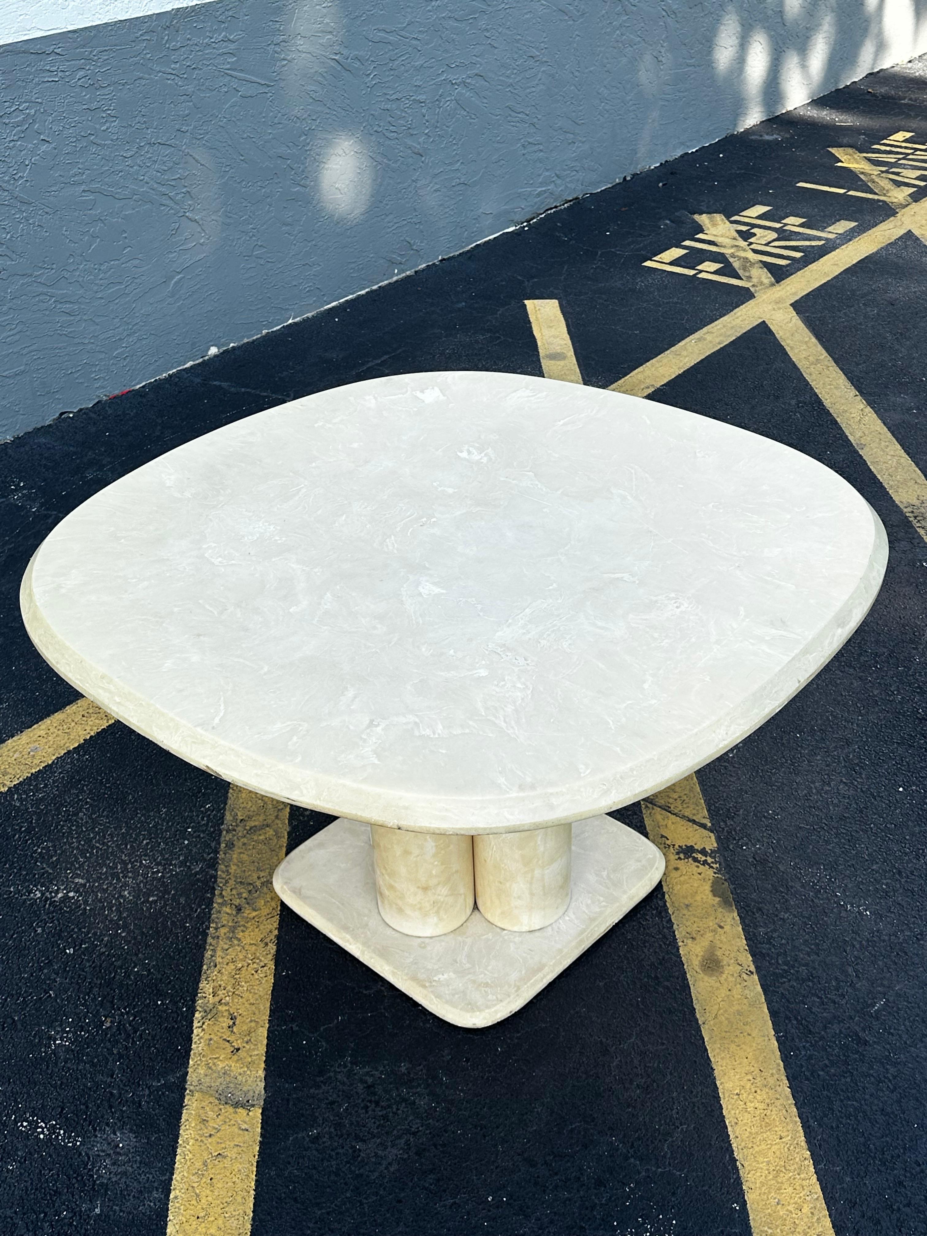 1970 Parchment Molded Faux Marble Resin Clover Dining Pedestal Dining Table Bon état - En vente à Fort Lauderdale, FL