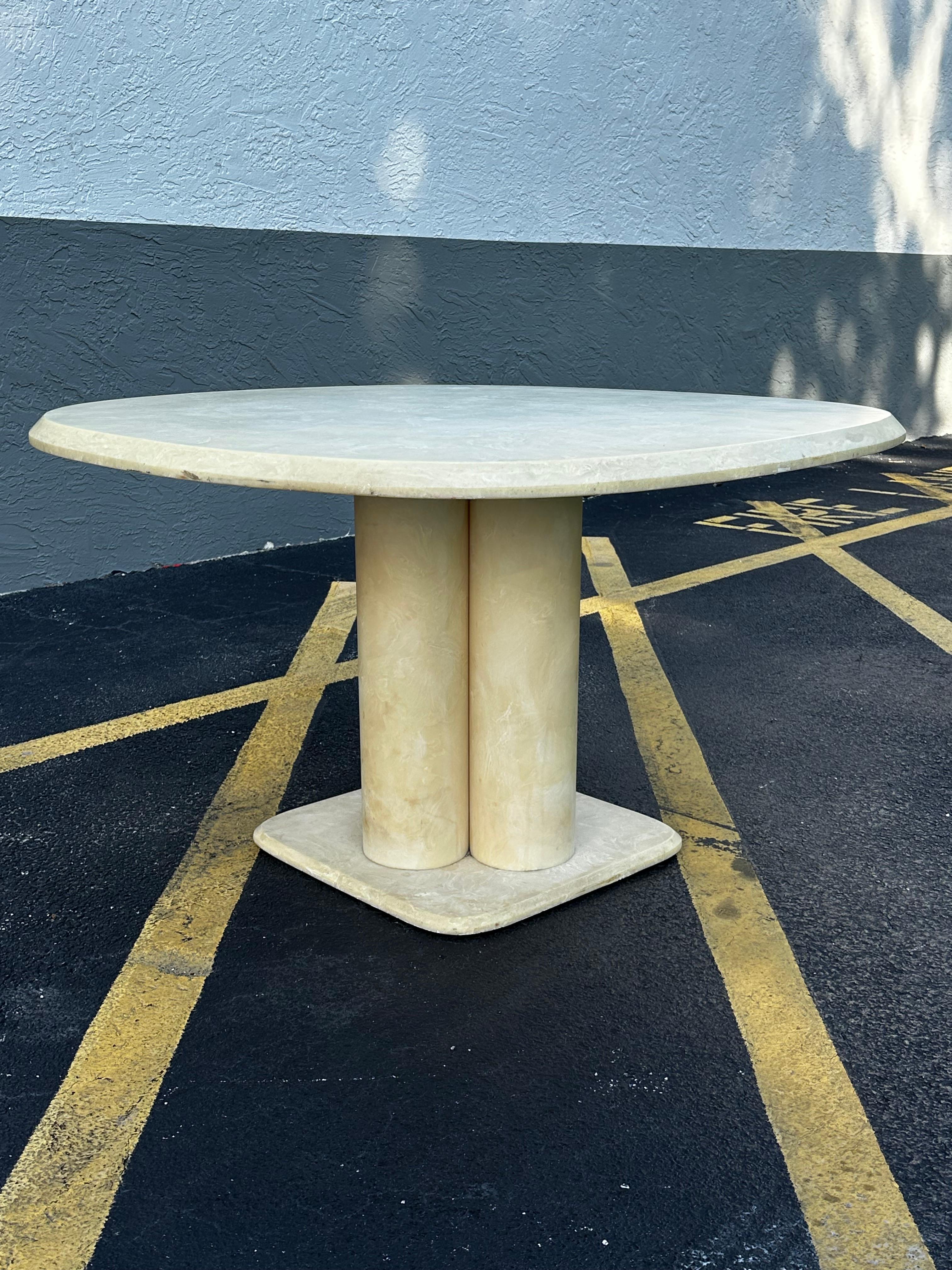 Fin du 20e siècle 1970 Parchment Molded Faux Marble Resin Clover Dining Pedestal Dining Table en vente