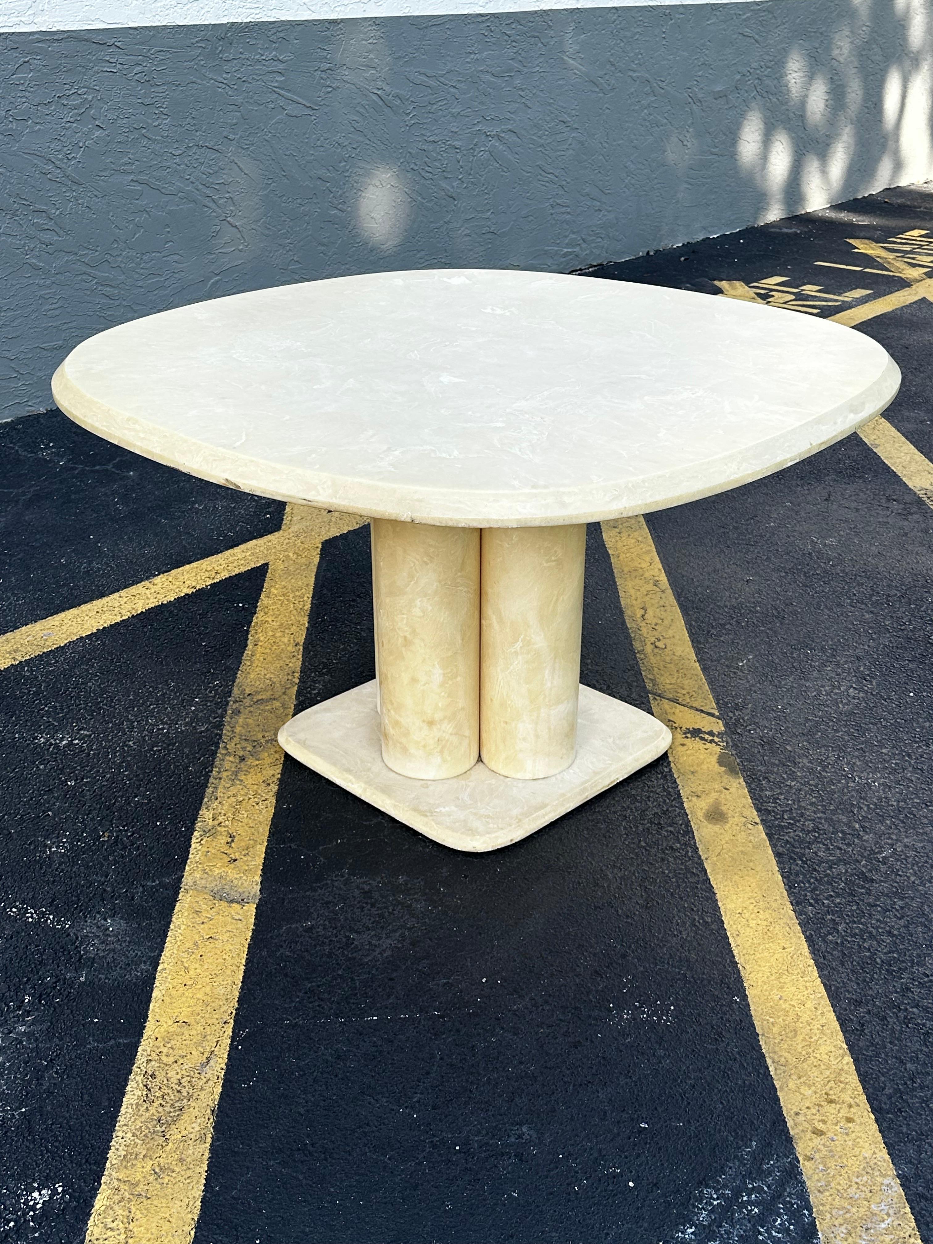 Résine 1970 Parchment Molded Faux Marble Resin Clover Dining Pedestal Dining Table en vente