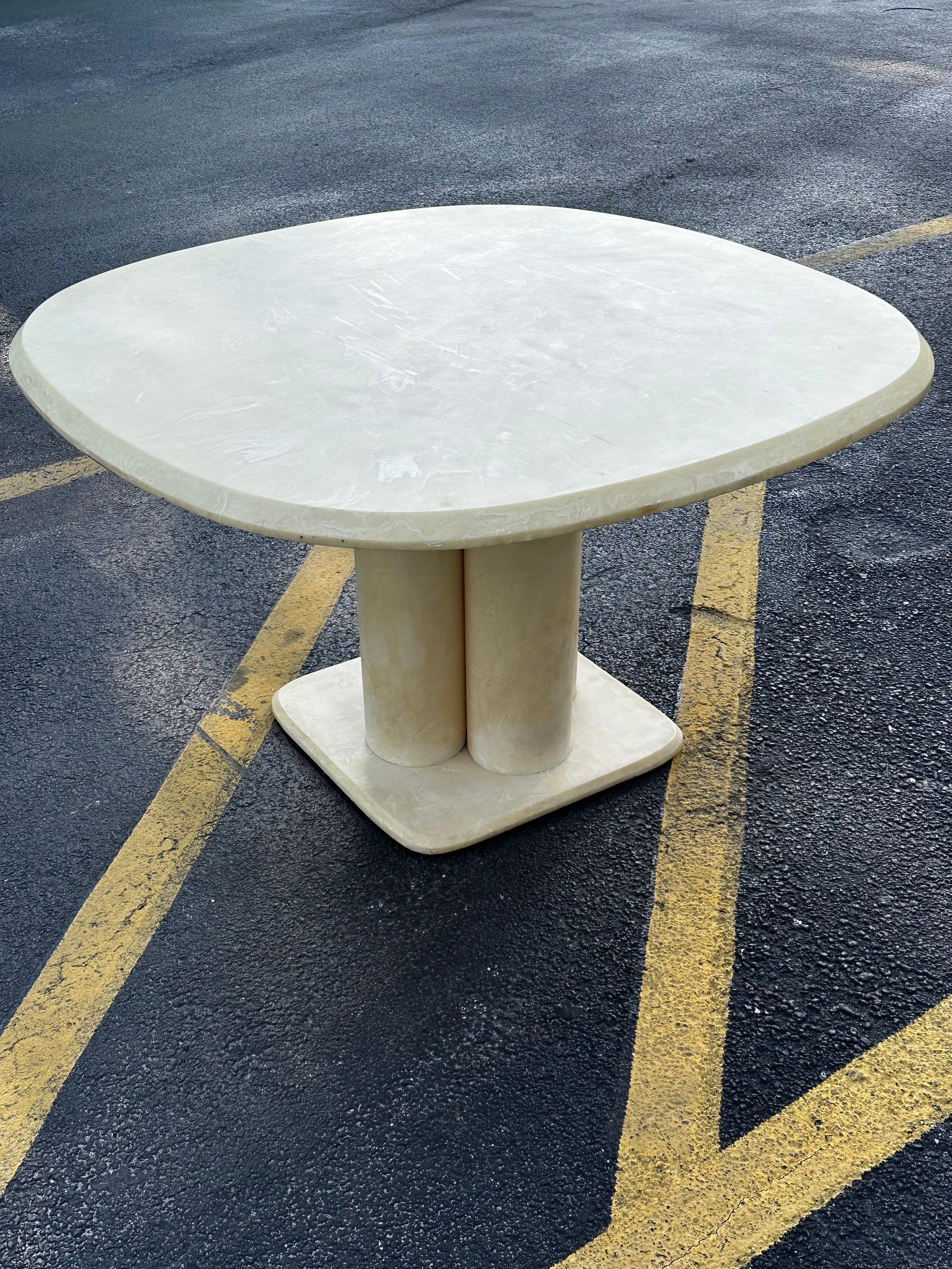 1970 Parchment Molded Faux Marble Resin Clover Dining Pedestal Dining Table en vente 1