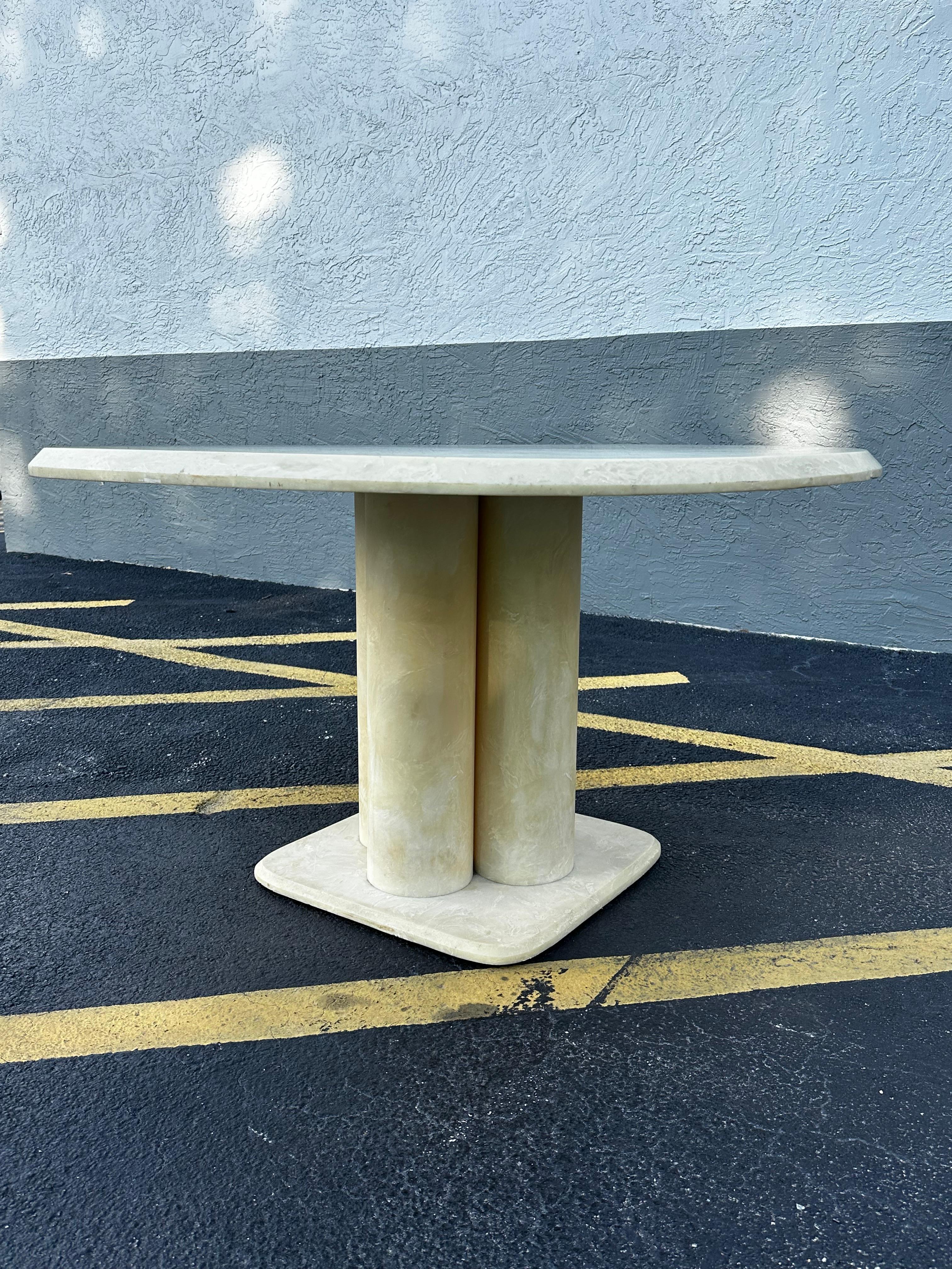 1970 Parchment Molded Faux Marble Resin Clover Dining Pedestal Dining Table en vente 2