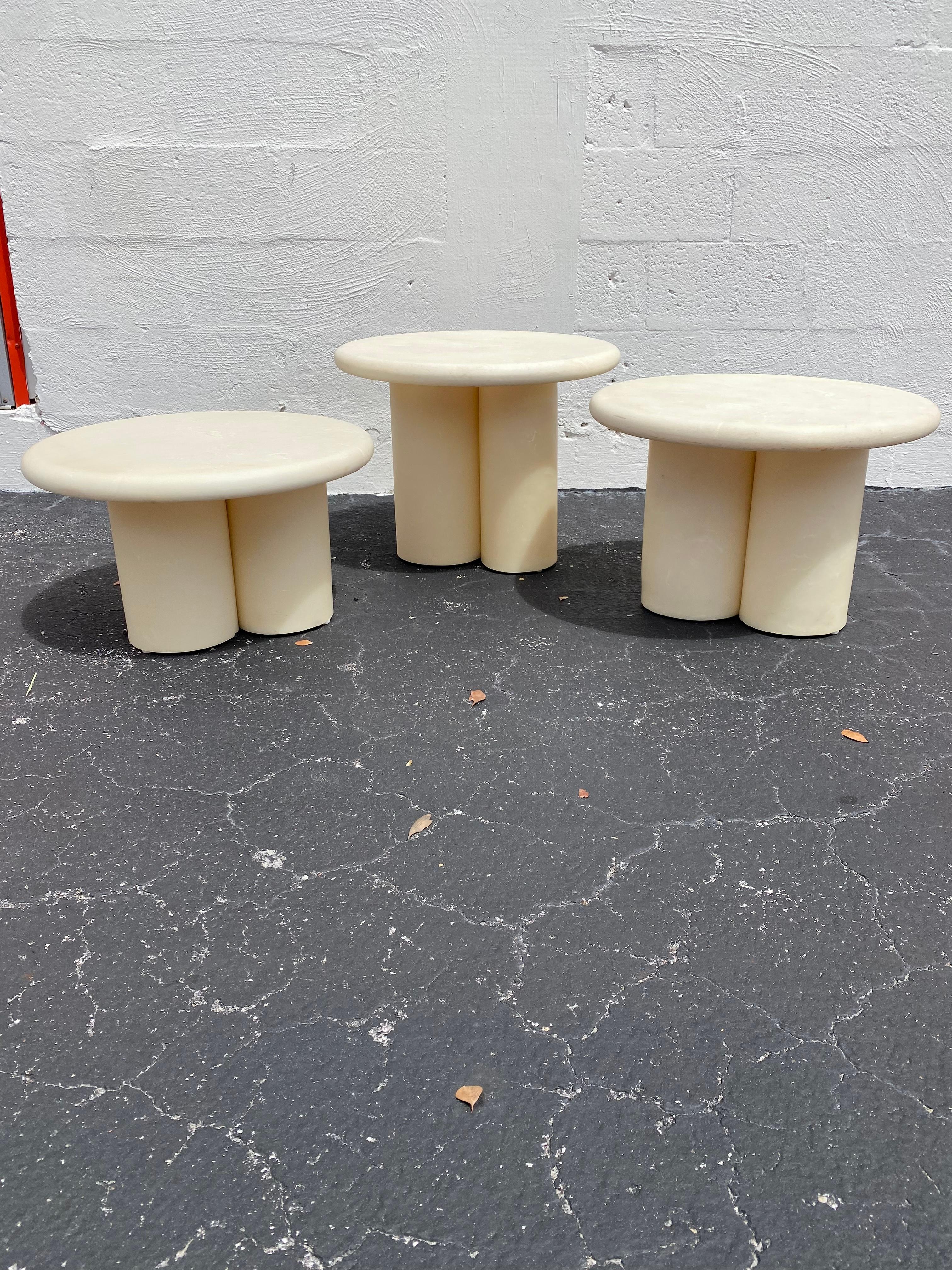 Fin du 20e siècle Table basse gigogne en résine moulée parcheminée Clover Mushrooms des années 1970 en vente
