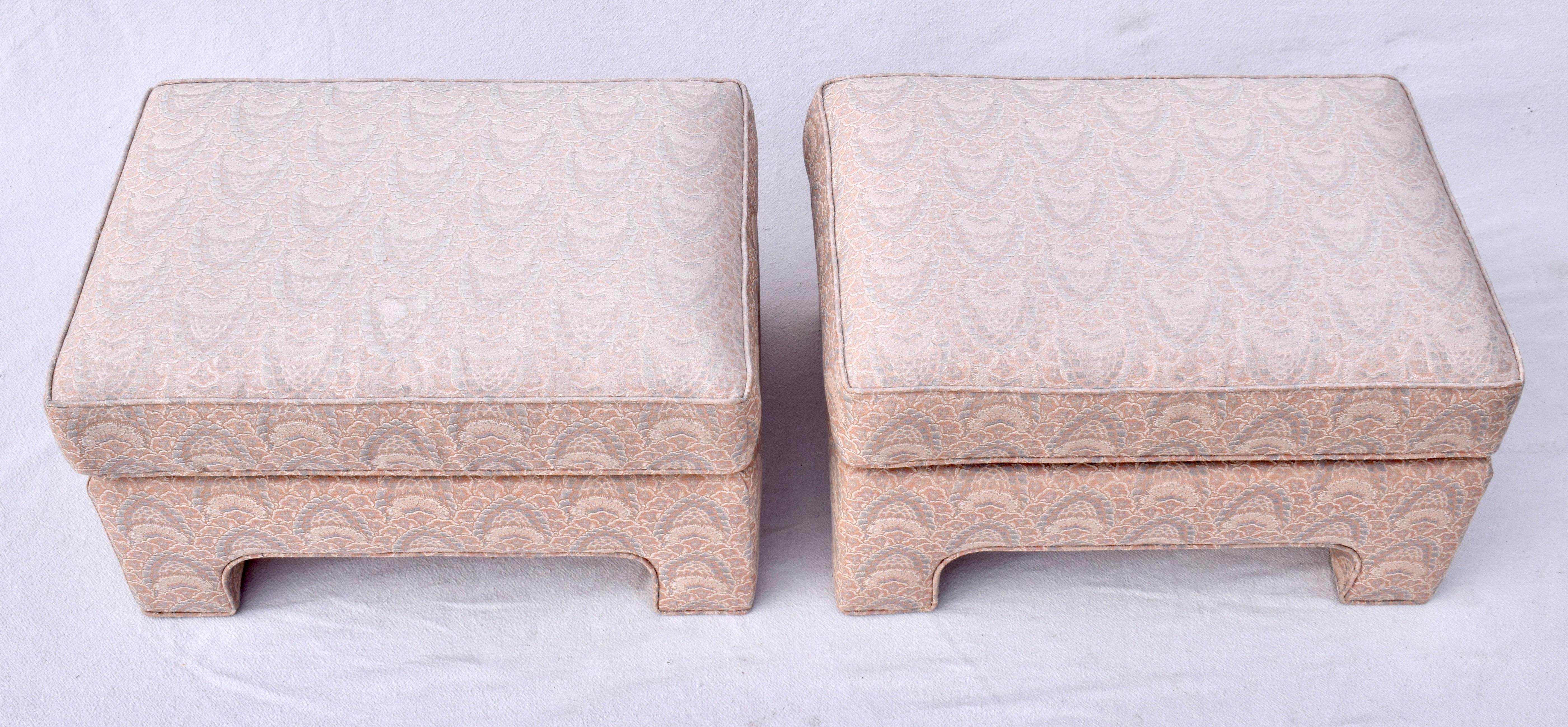 Paire de poufs sur mesure de haute qualité ;  Design/One de New York, c.C. 1970. La décoloration due au soleil ne concerne que les parties supérieures. Construction en bois massif de grande qualité.