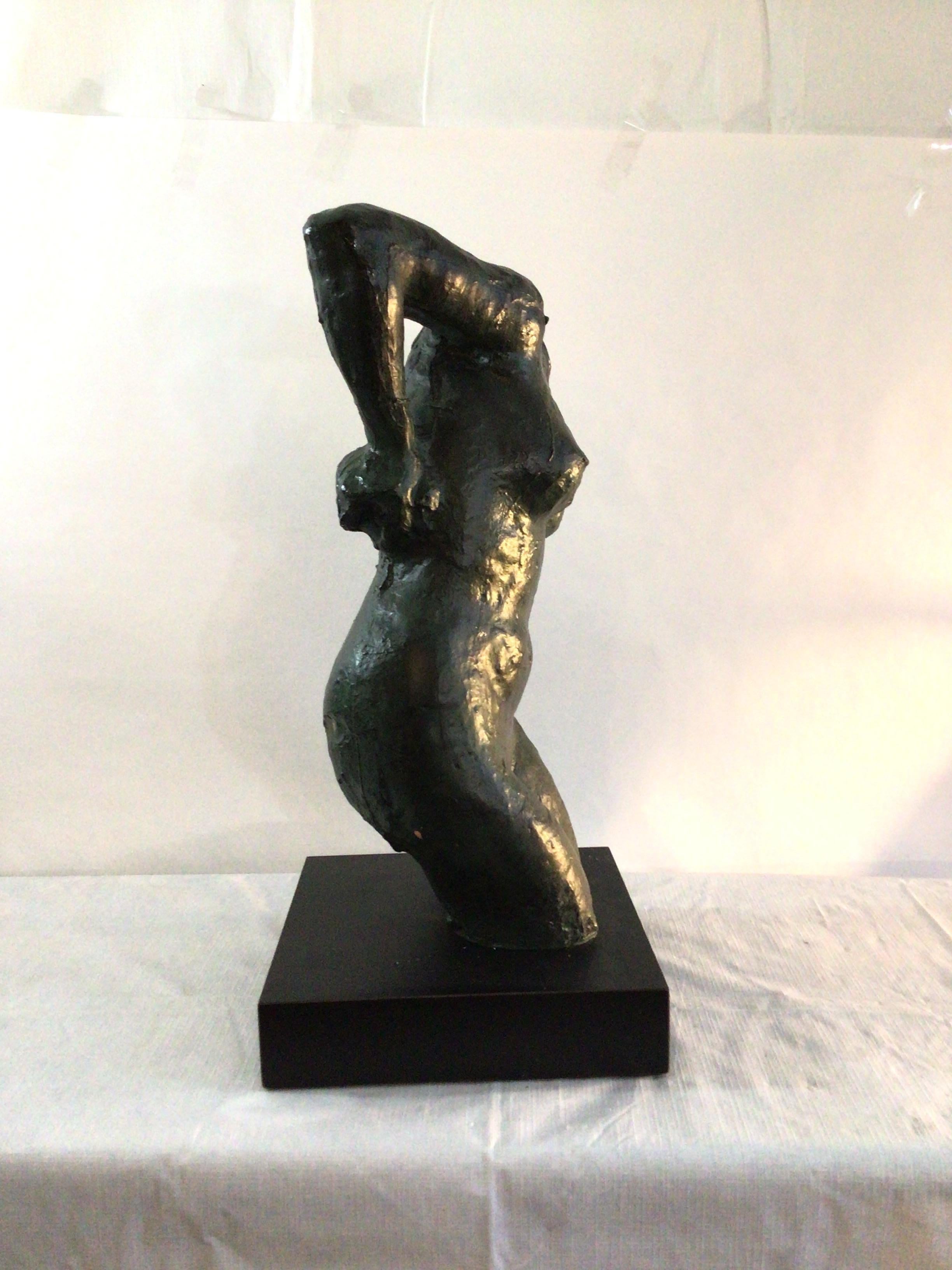 Patina-Gemalte Gips-Skulptur eines weiblichen Torso aus den 1970er Jahren auf Laminatsockel (Neugotik)