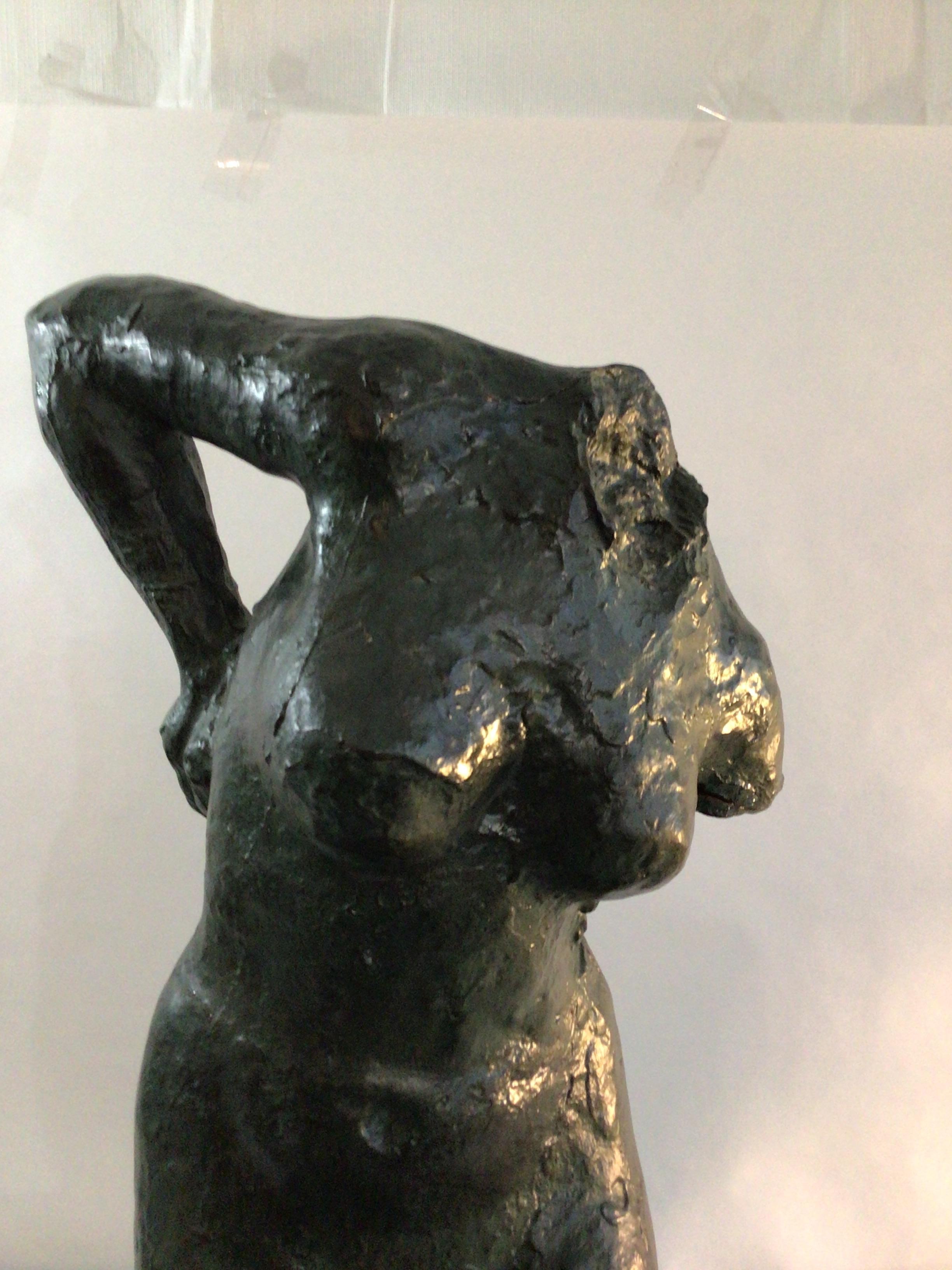 Patina-Gemalte Gips-Skulptur eines weiblichen Torso aus den 1970er Jahren auf Laminatsockel im Zustand „Gut“ in Tarrytown, NY