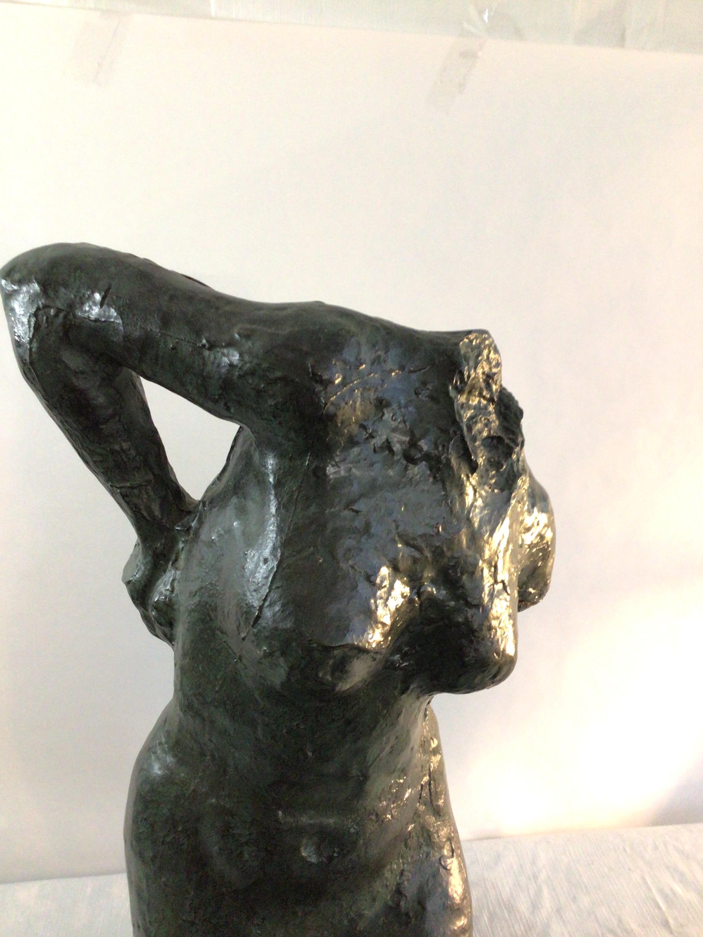 Patina-Gemalte Gips-Skulptur eines weiblichen Torso aus den 1970er Jahren auf Laminatsockel (Ende des 20. Jahrhunderts)