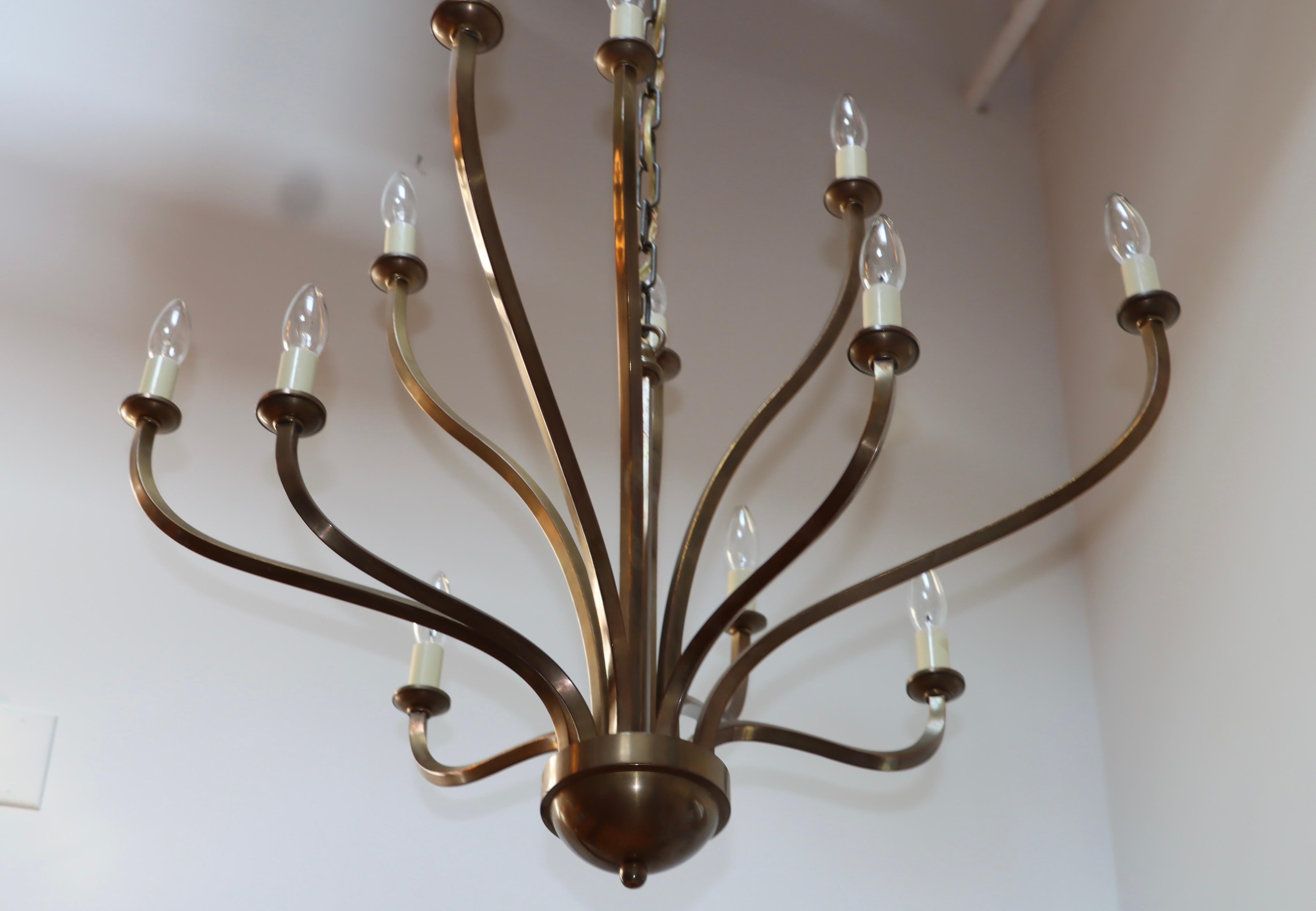Mid-Century Modern 1970s Patinated Brass 12 Arm Chandelier Attributed to Hart Associates For Sale