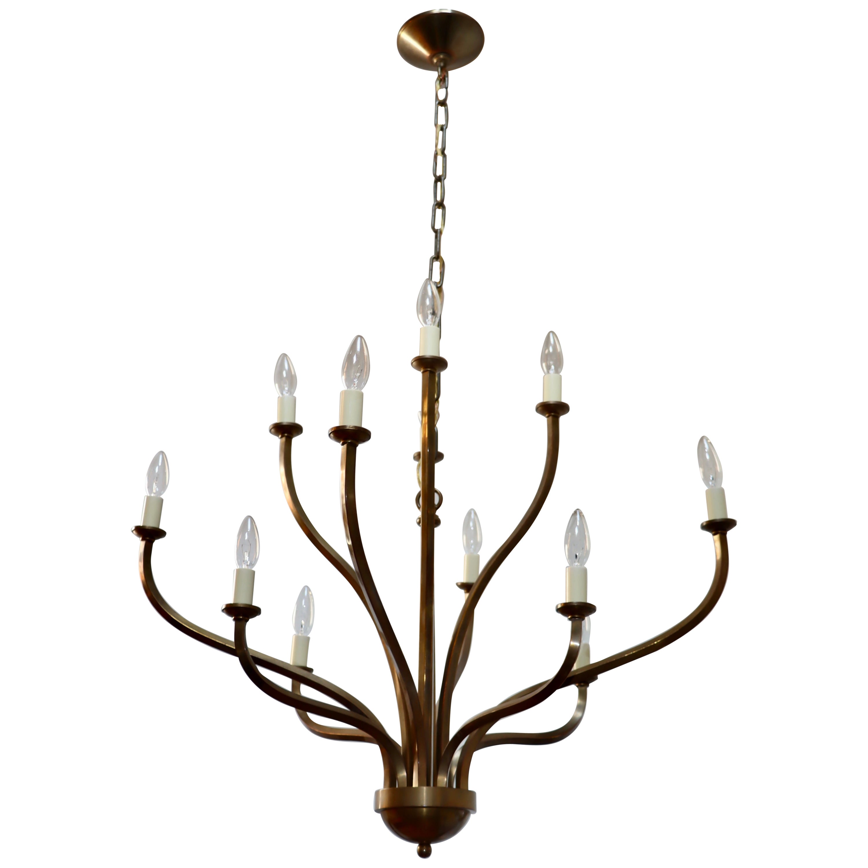 Lampadario a 12 bracci in ottone patinato degli anni '70 attribuito a Hart Associates