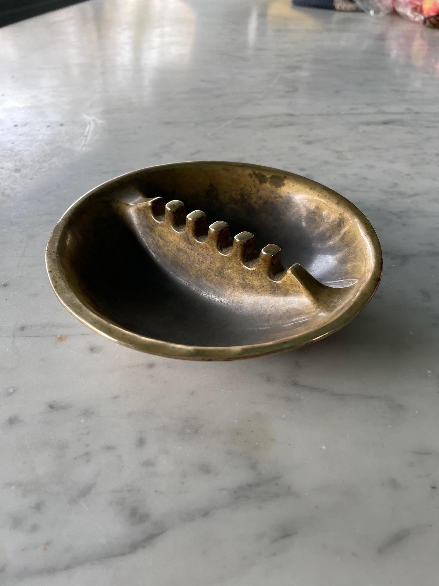Mid-Century moderno Scultura da tavolo portacenere in ottone patinato degli anni '70 Mid-Century American Design in vendita