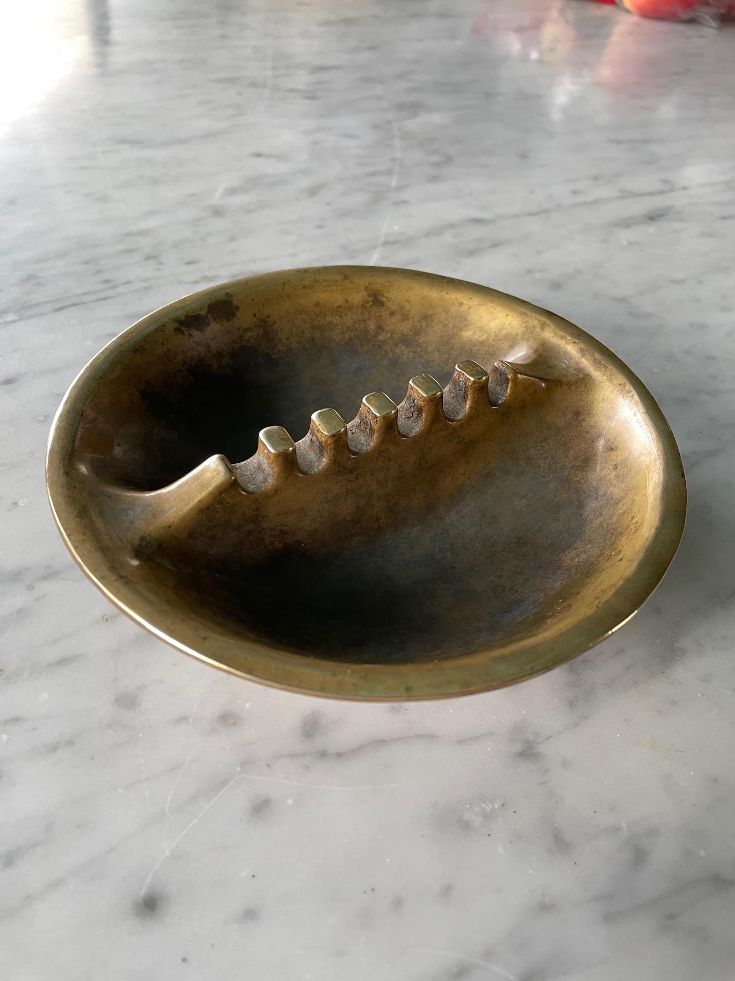 Americano Scultura da tavolo portacenere in ottone patinato degli anni '70 Mid-Century American Design in vendita