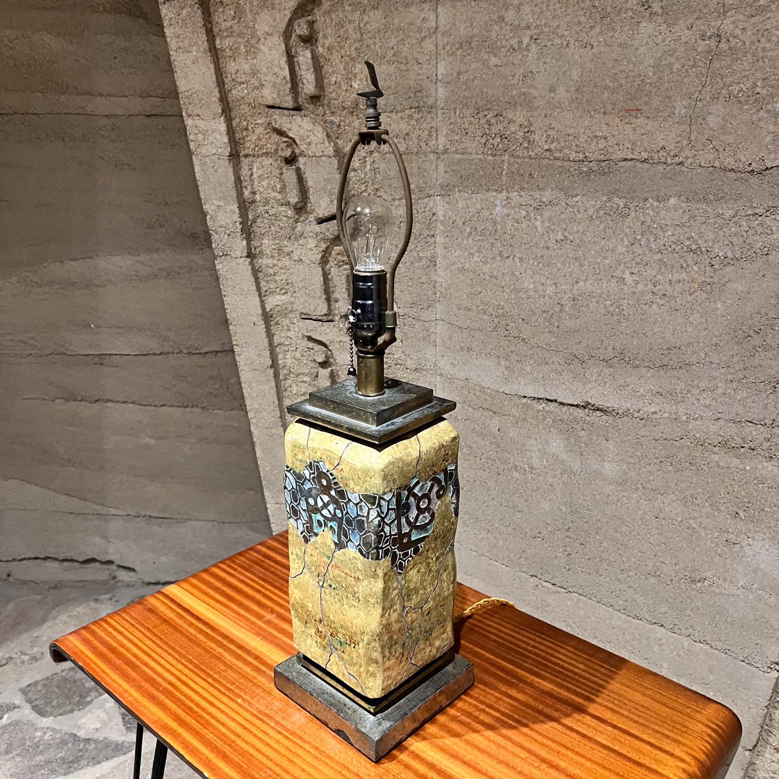 Lámpara de mesa de latón patinado de los años 70 Cerámica artística en venta 4