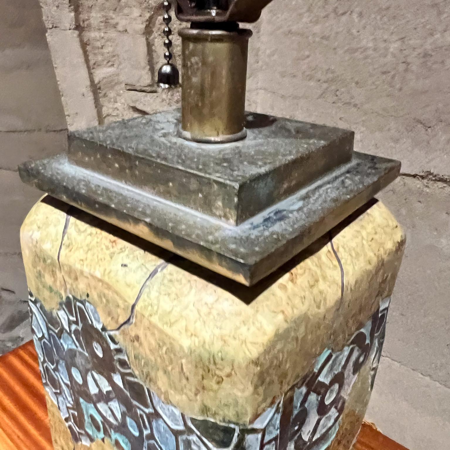 Lámpara de mesa de latón patinado de los años 70 Cerámica artística en venta 6