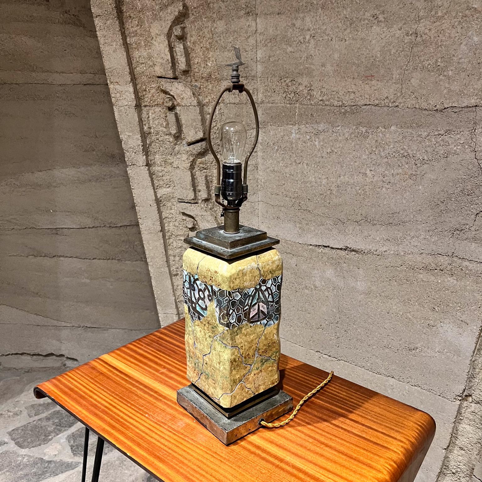 Lámpara de mesa de latón patinado de los años 70 Cerámica artística en venta 8