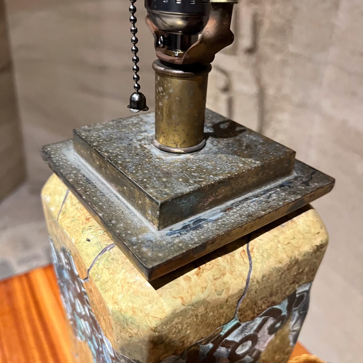 Lámpara de mesa de latón patinado de los años 70 Cerámica artística en venta 9